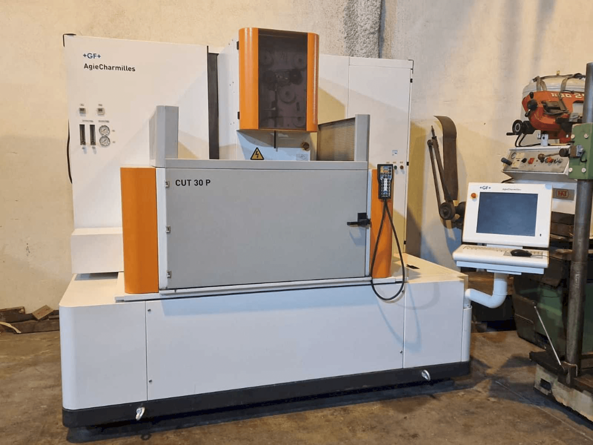 Čelní pohled na AgieCharmilles CUT 30P stroj