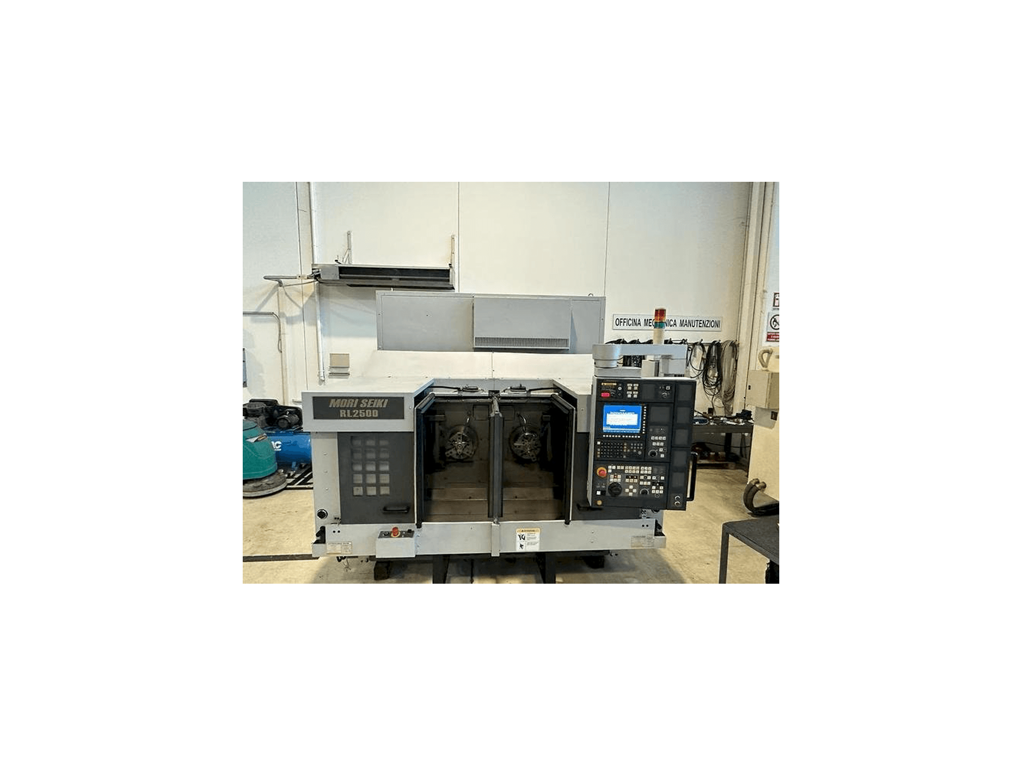 Čelní pohled na MORI SEIKI RL 2500 stroj