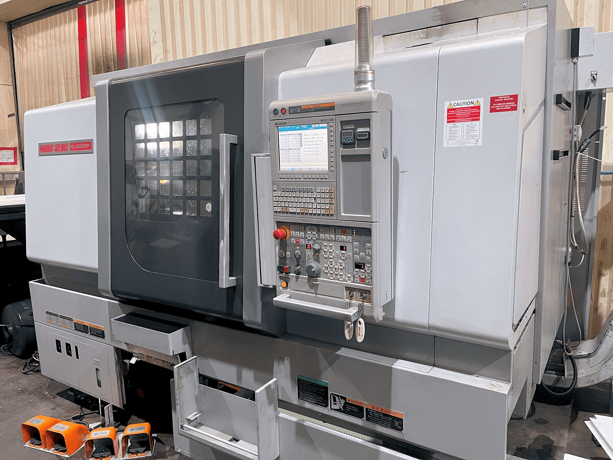 Čelní pohled na MORI SEIKI NL X2500SY/700 stroj