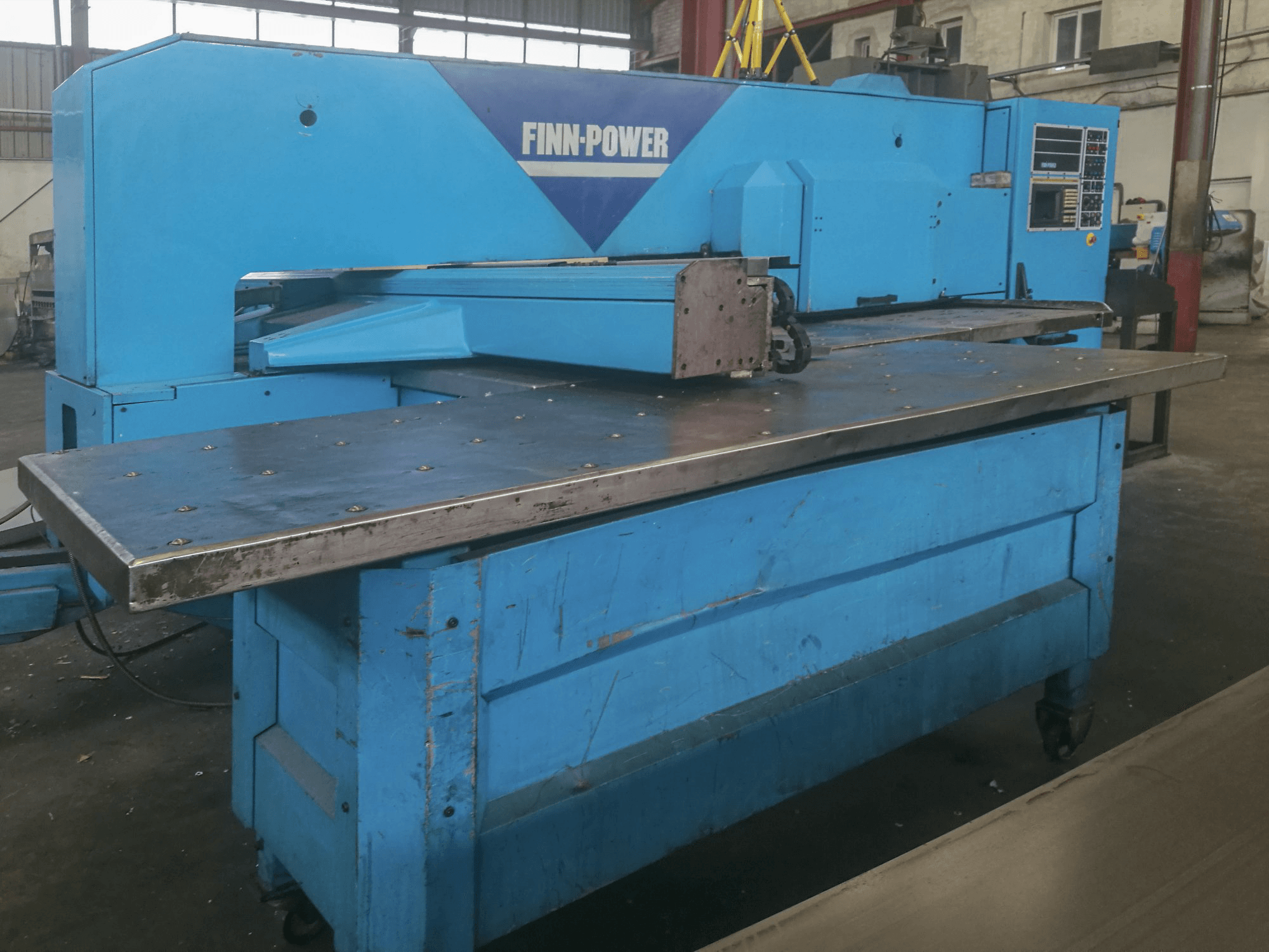 Levý pohled na Finn-Power TP 2020 stroj