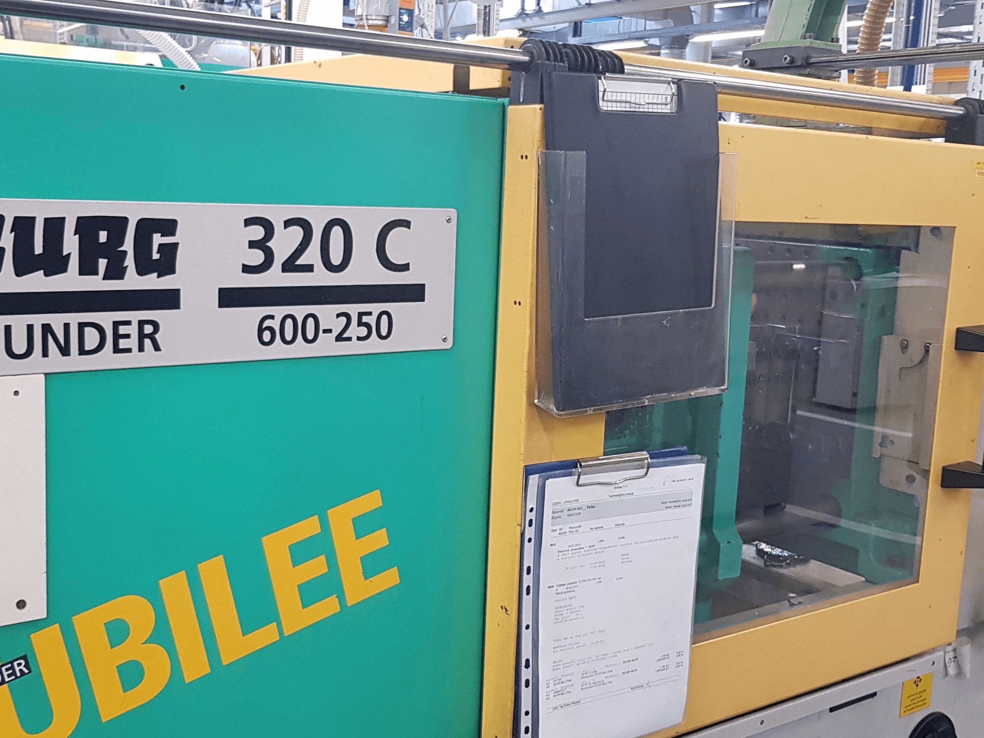 Čelní pohled na Arburg 320 C 600-250 stroj