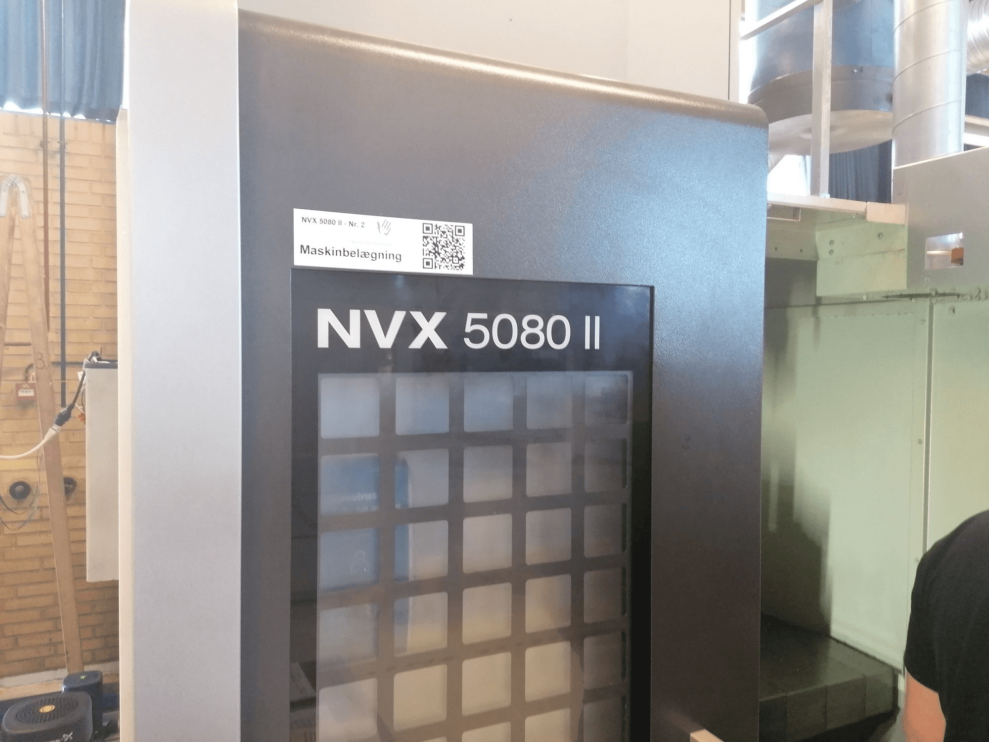 Levý pohled na DMG MORI NVX 5080II stroj