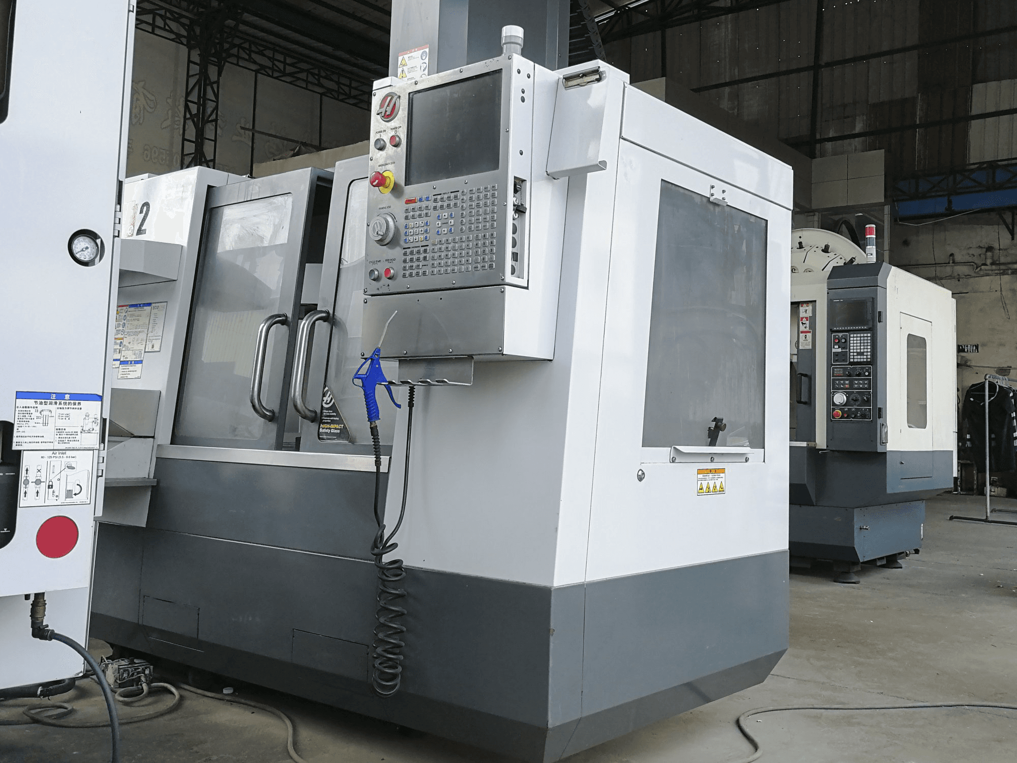 Pravý pohled na HAAS VF-2 stroj