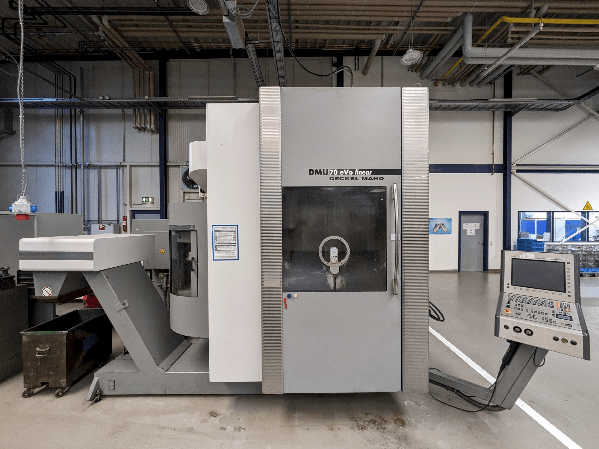 Čelní pohled na DECKEL MAHO DMU70 eVo linear stroj