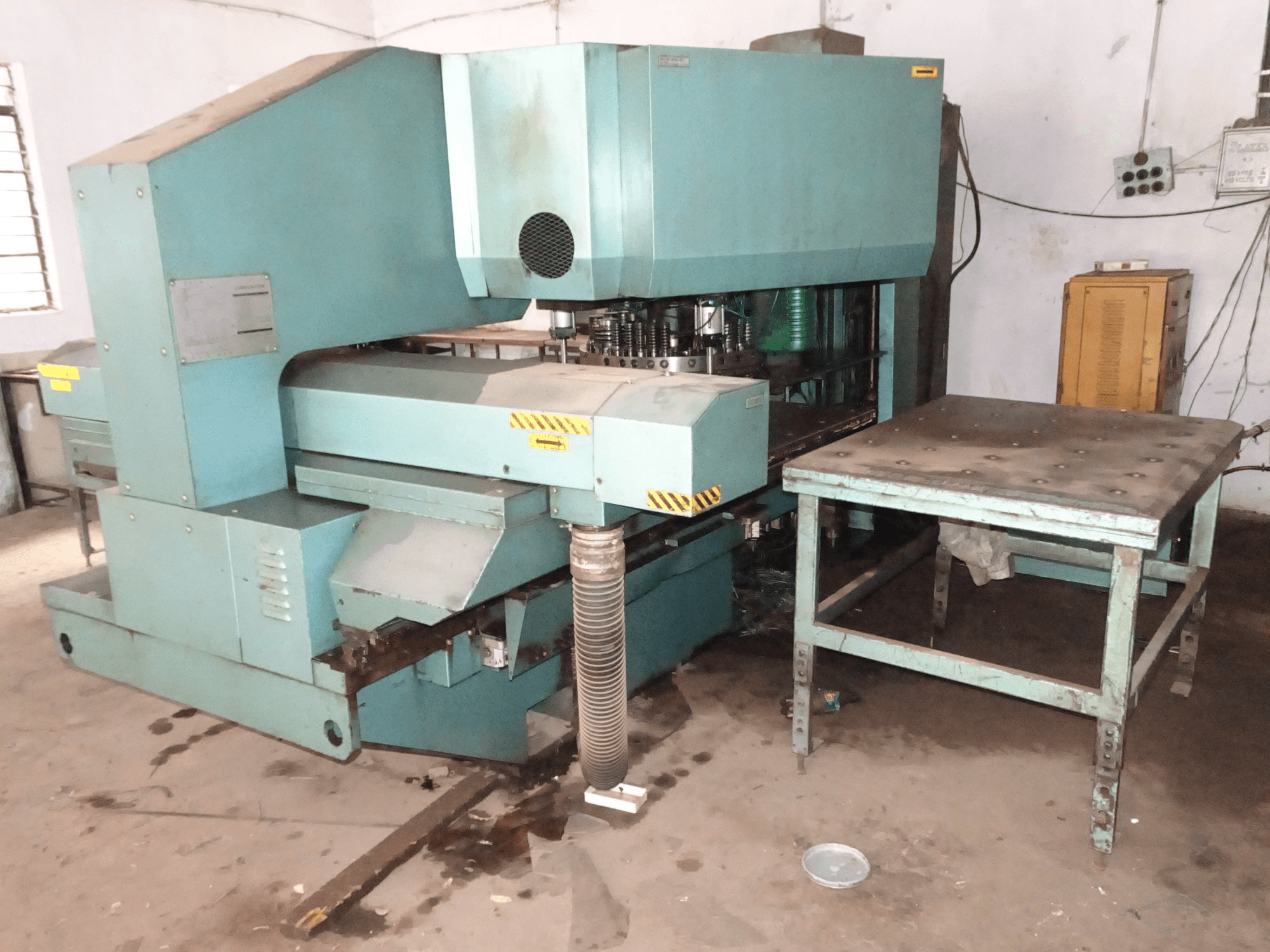 Pravý pohled na AMADA PEGA 244 stroj