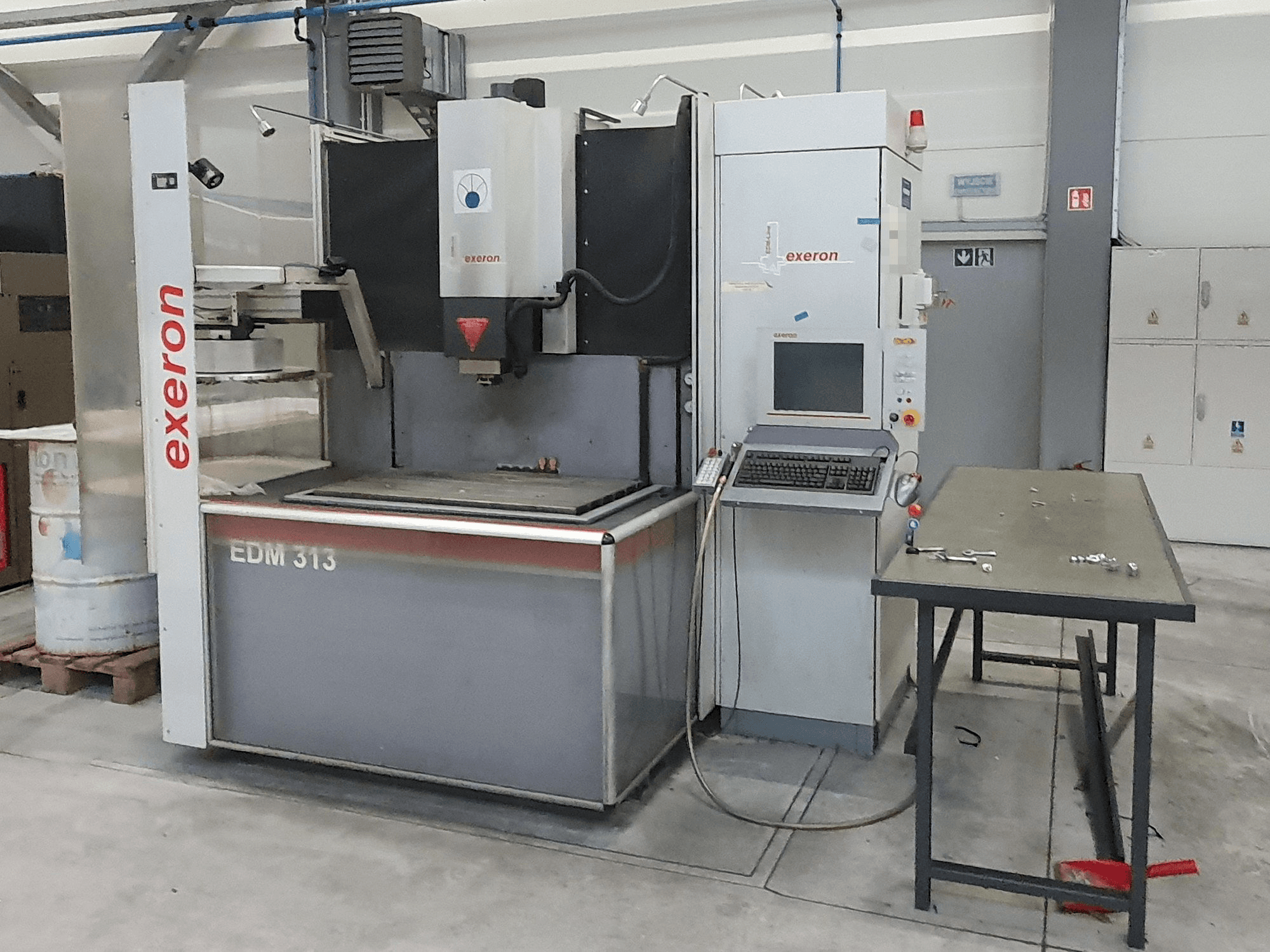 Čelní pohled na EXTRON EDM 313 stroj