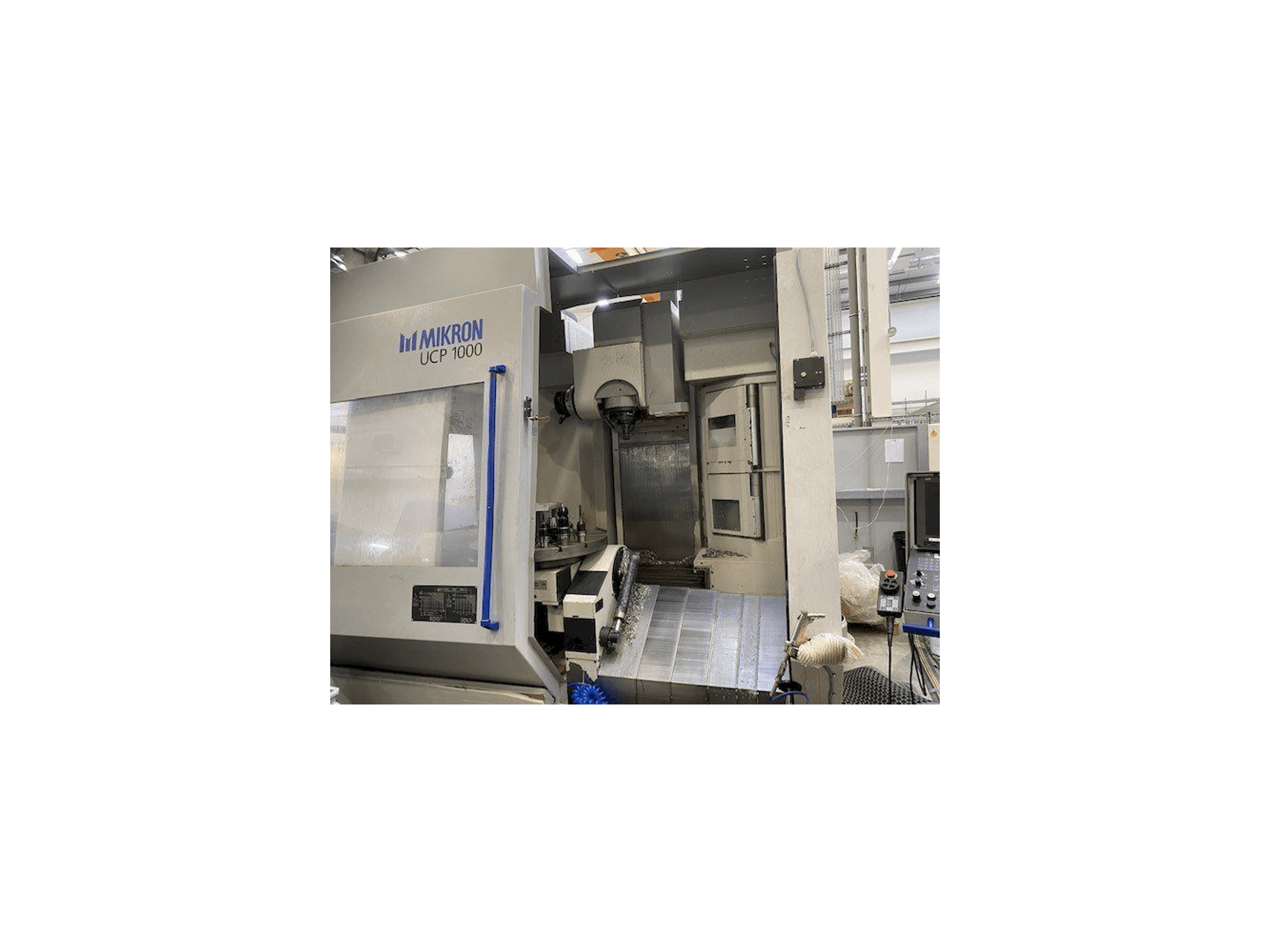 Čelní pohled na MIKRON UCP 1000 stroj