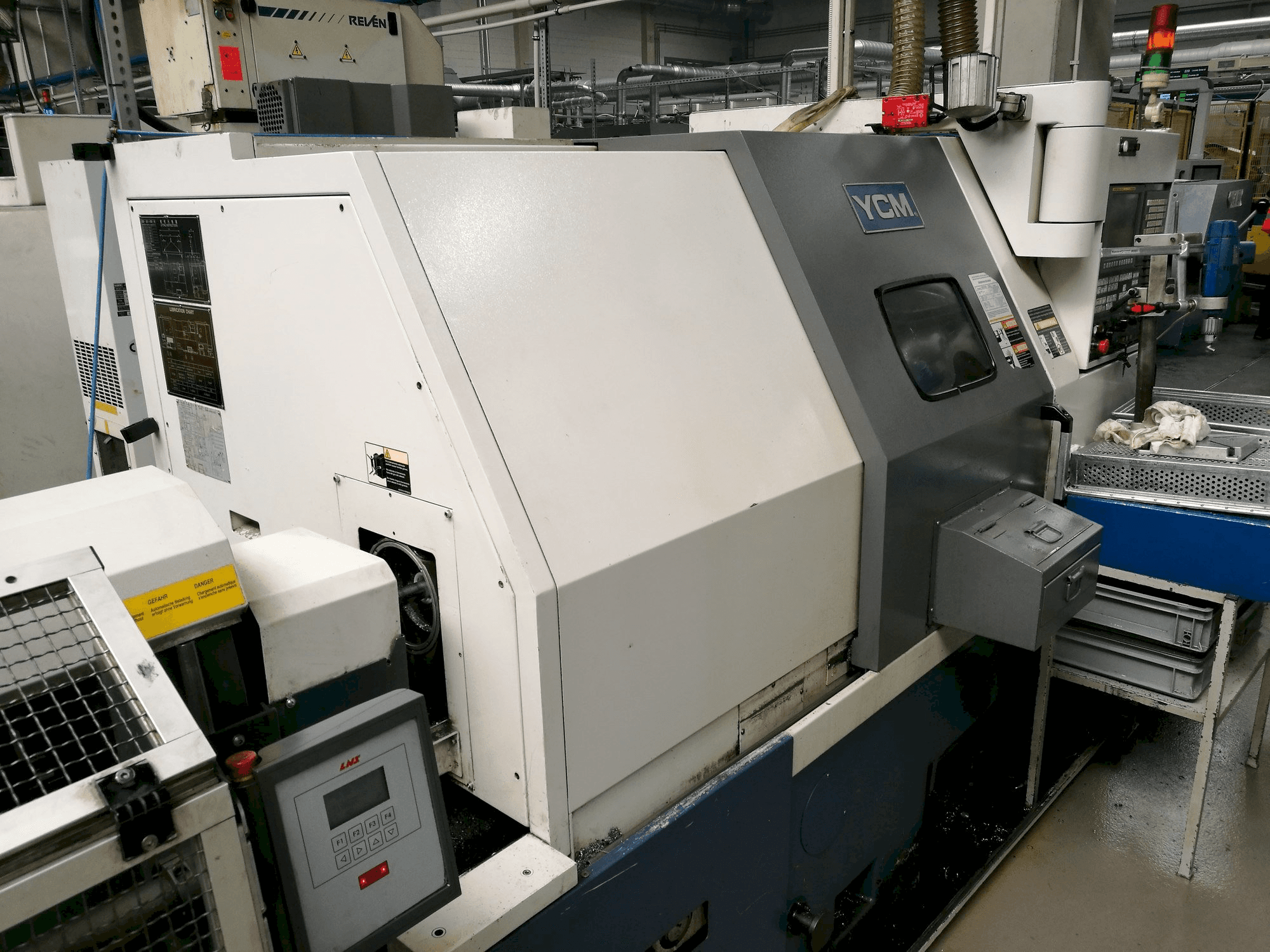 Čelní pohled na YCM GT-250A stroj