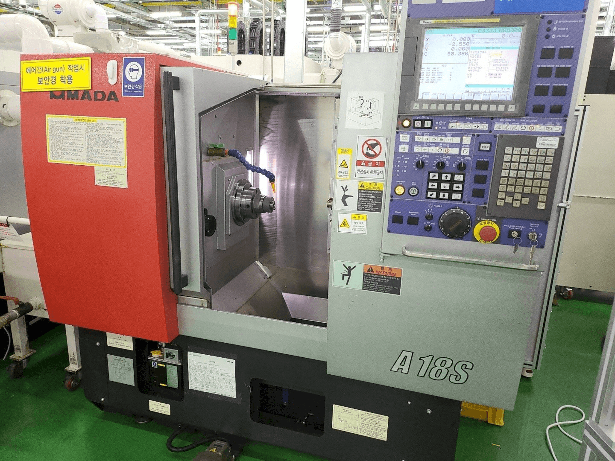 Čelní pohled na AMADA A-18S stroj