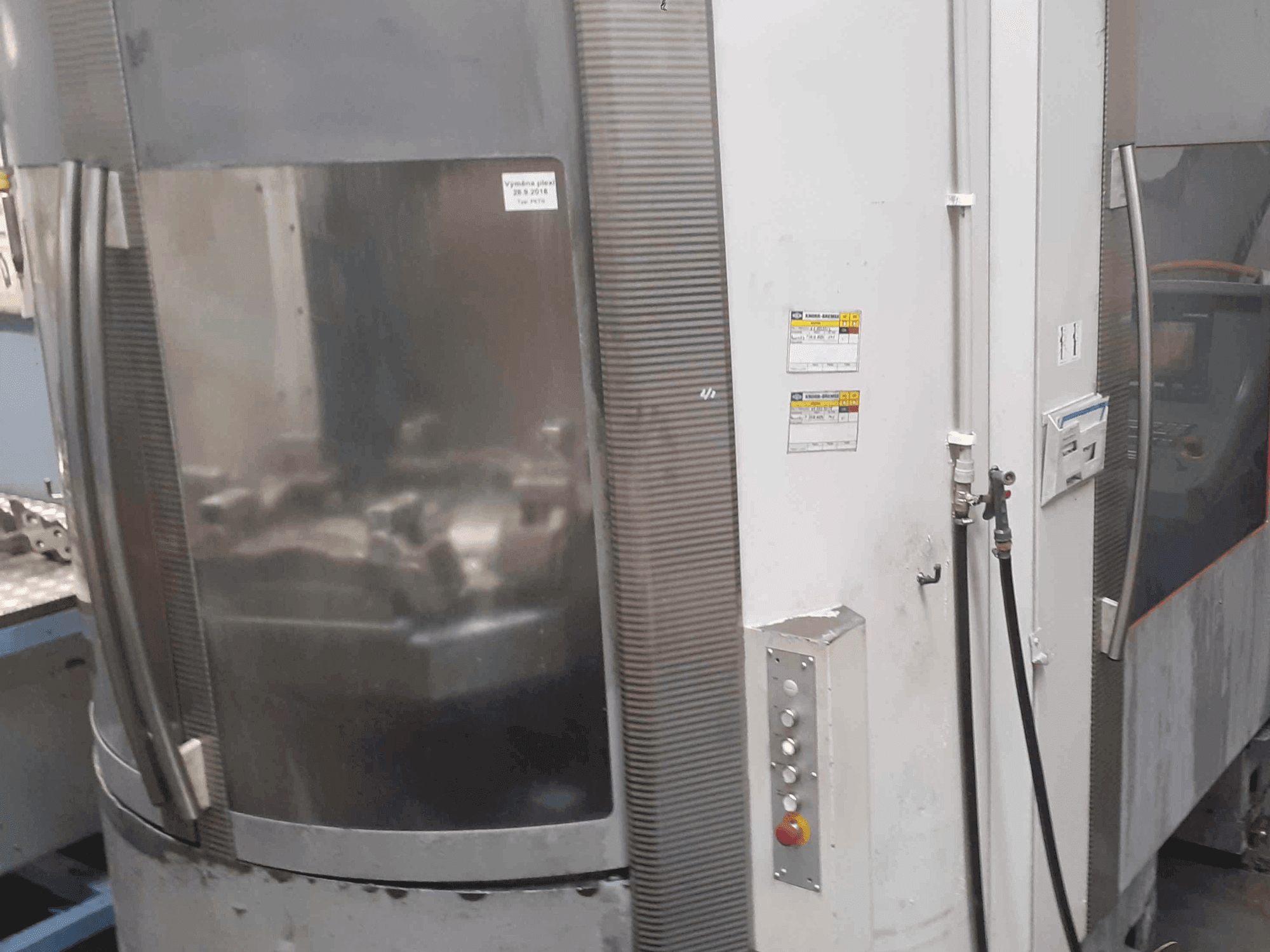 Čelní pohled na DECKEL MAHO DMC 80 H stroj