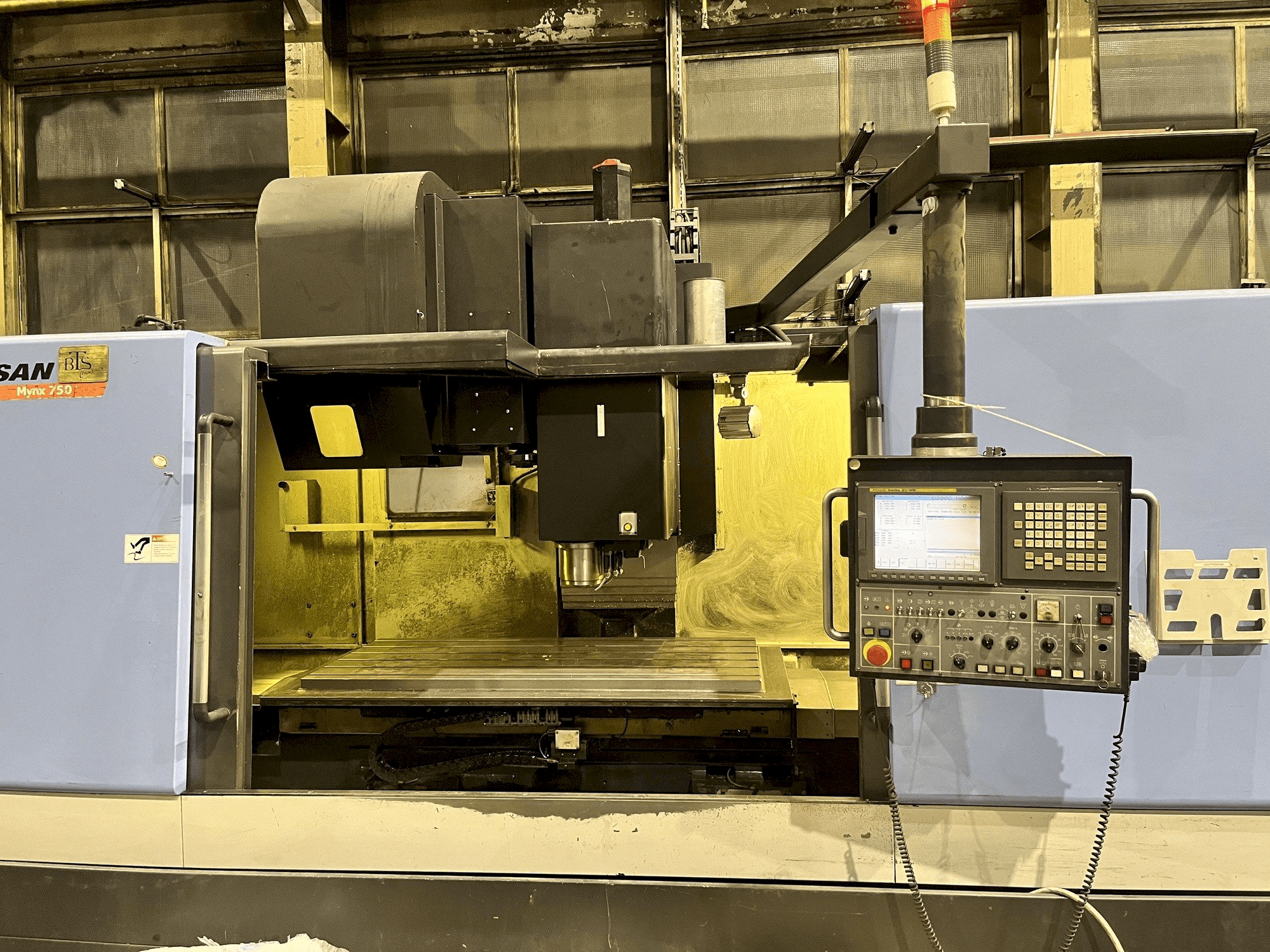 Čelní pohled na Doosan MYNX 750 stroj