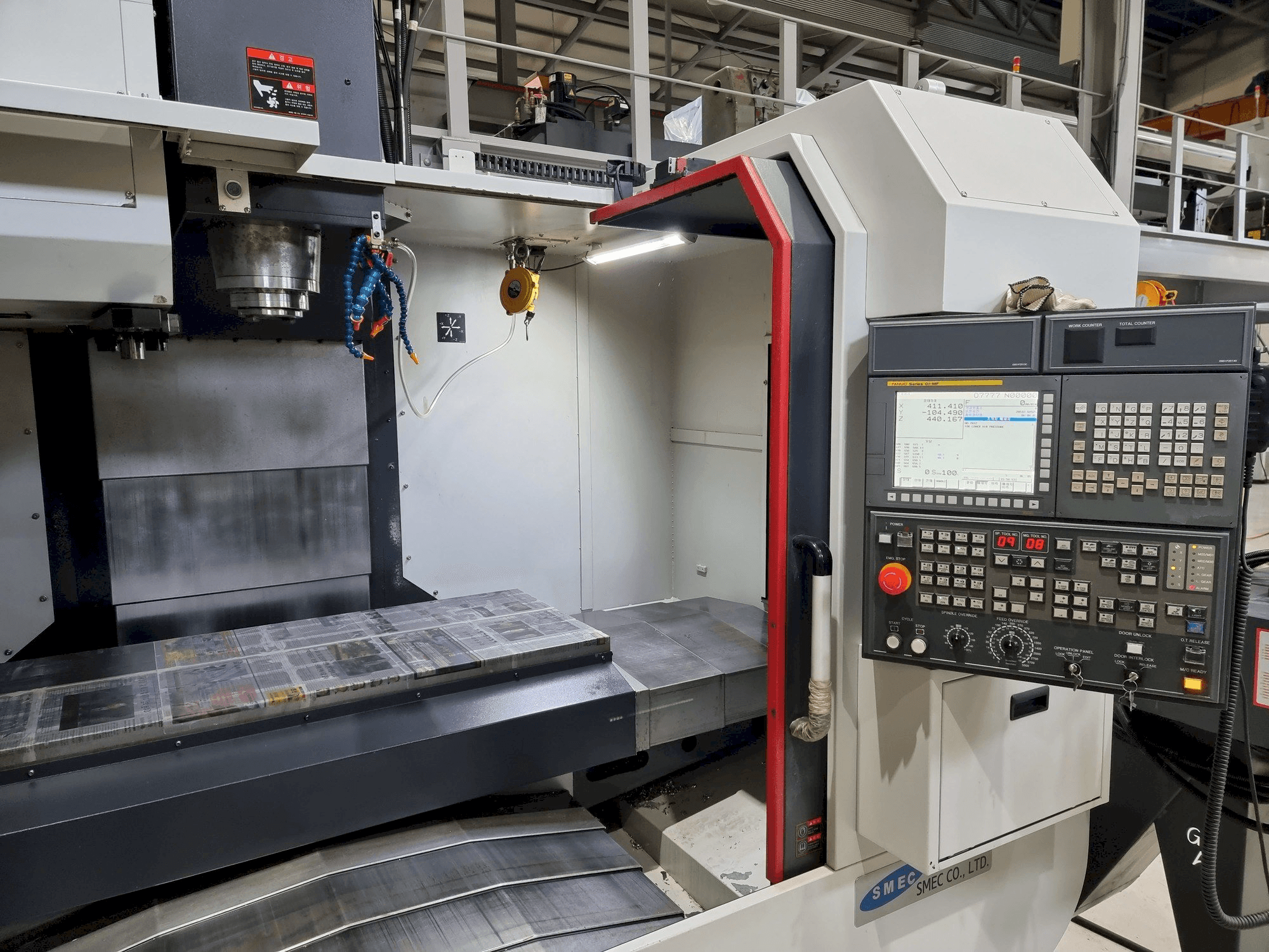 Čelní pohled na SMEC LCV 650 stroj