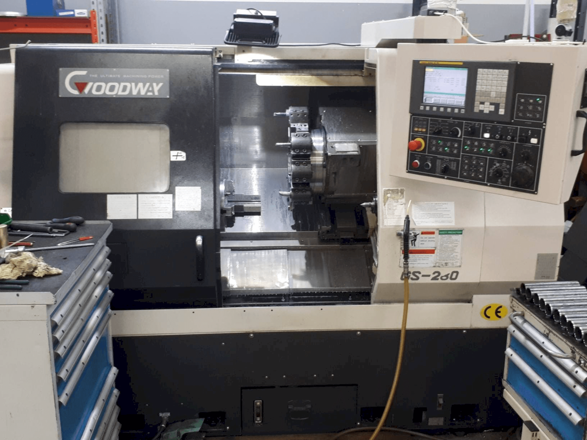 Čelní pohled na Goodway GS-280 stroj
