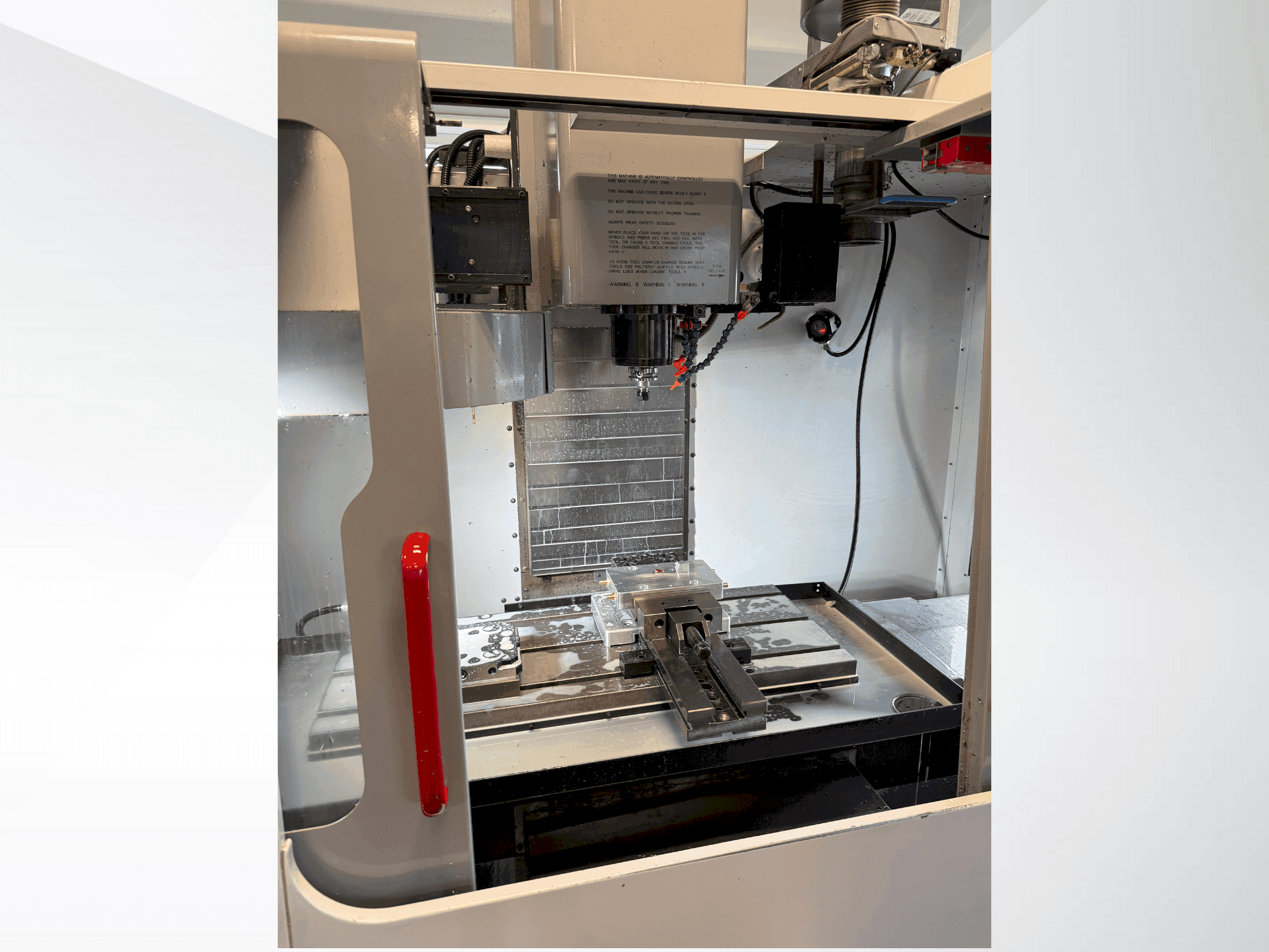 Čelní pohled na HAAS VF-2DHE stroj