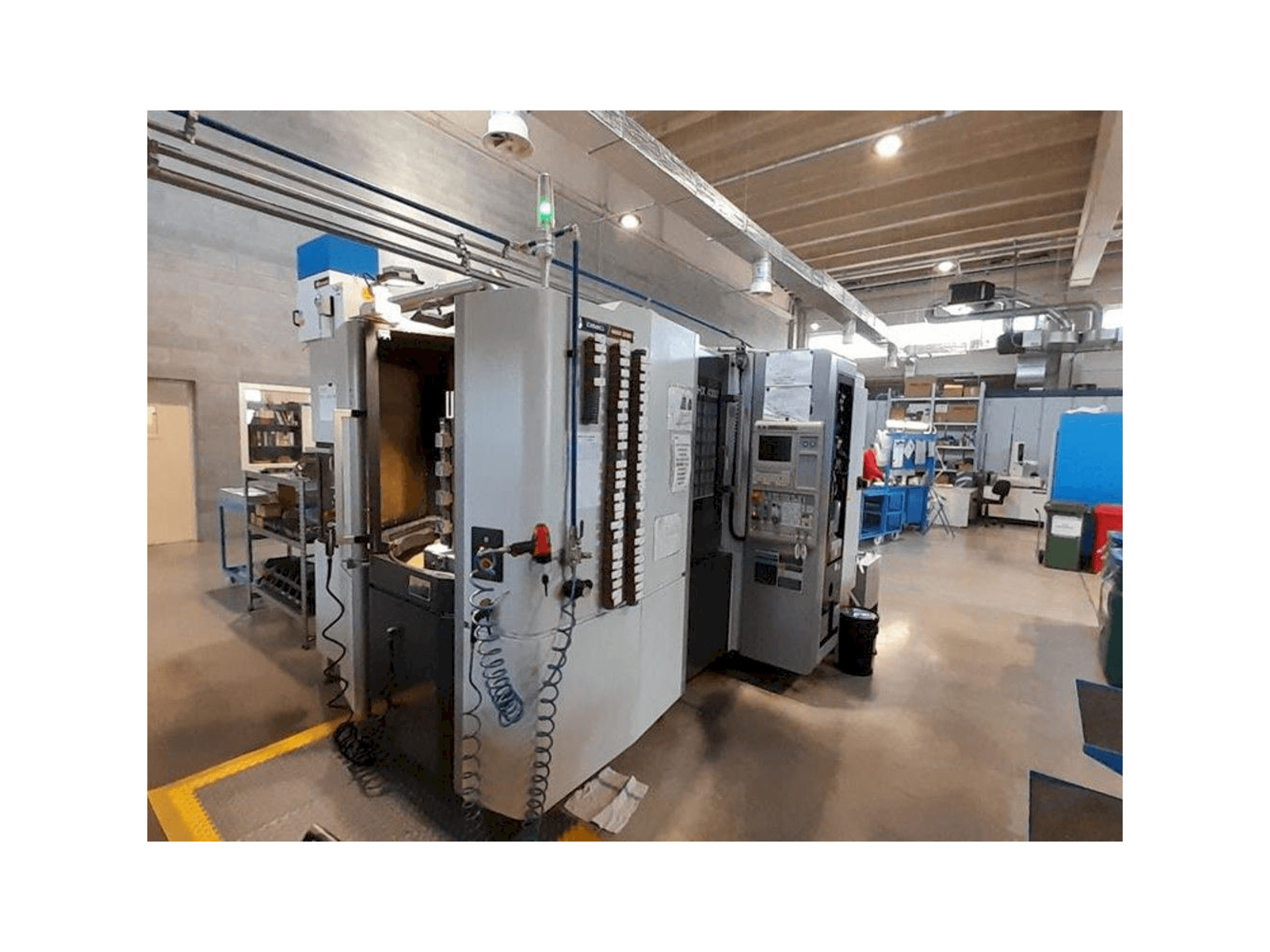 Čelní pohled na DMG NHX 4000 stroj