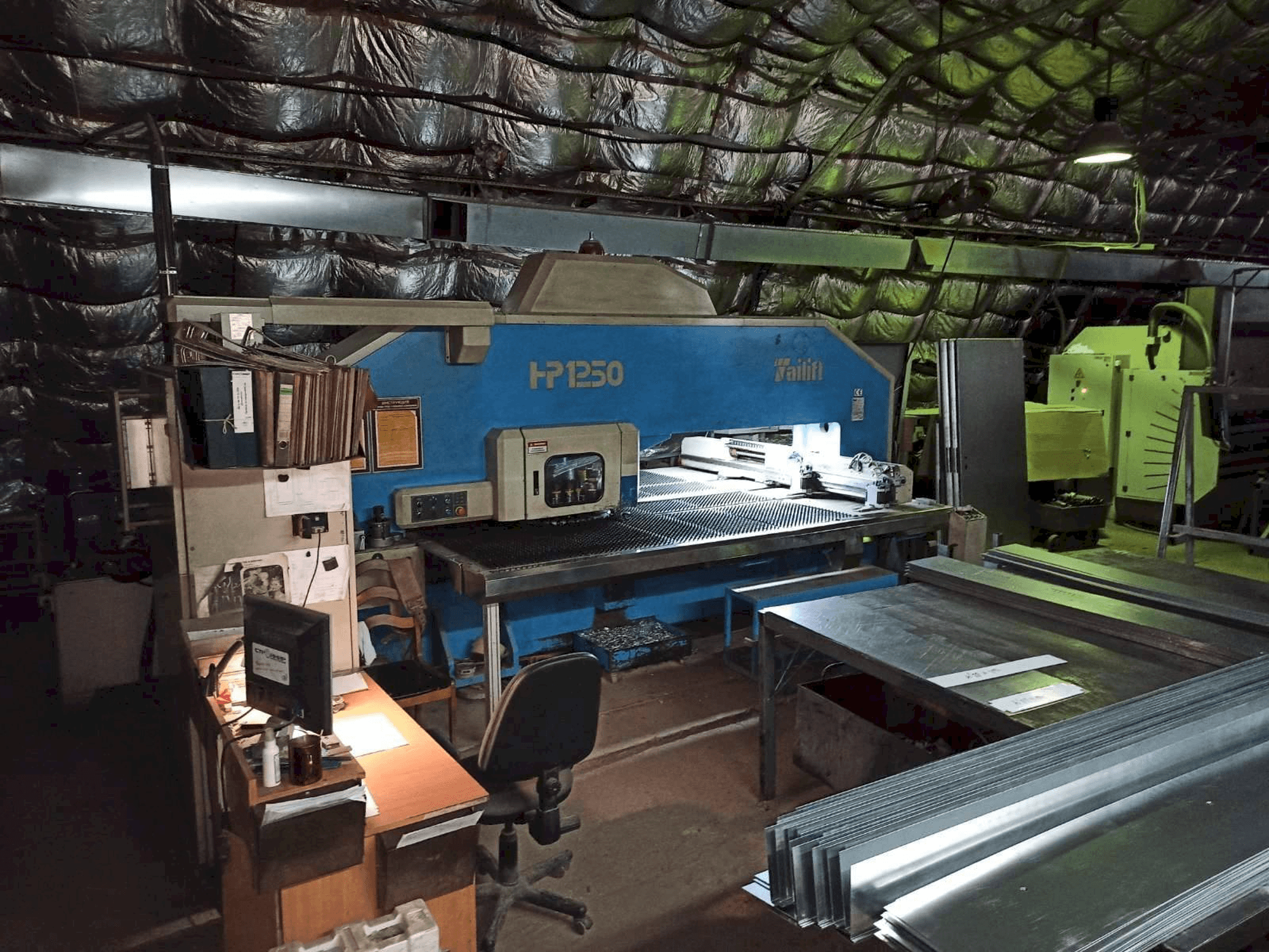 Čelní pohled na TAILIFT HP1250 stroj