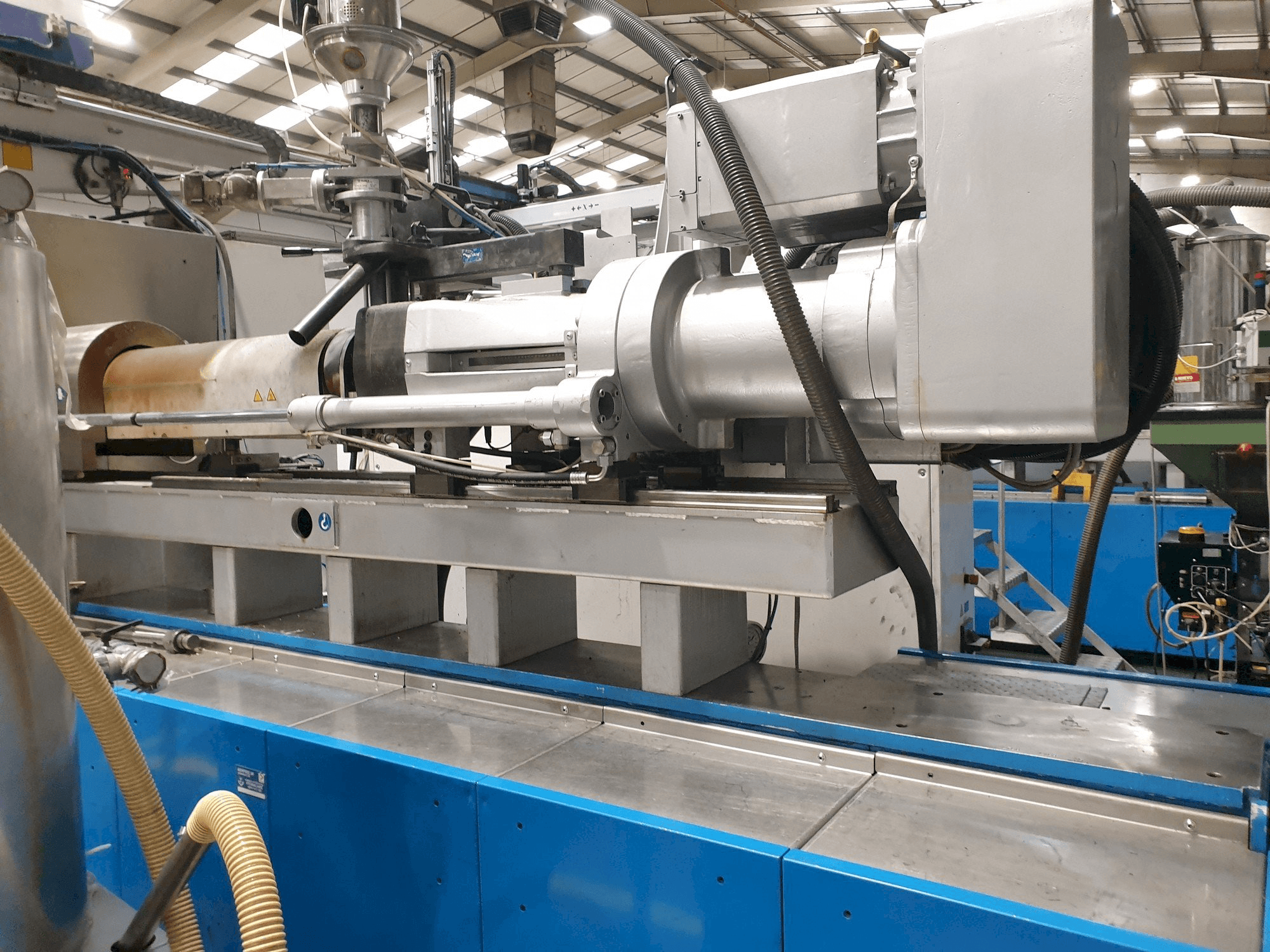 Čelní pohled na Netstal EVOS 5500-2000 stroj