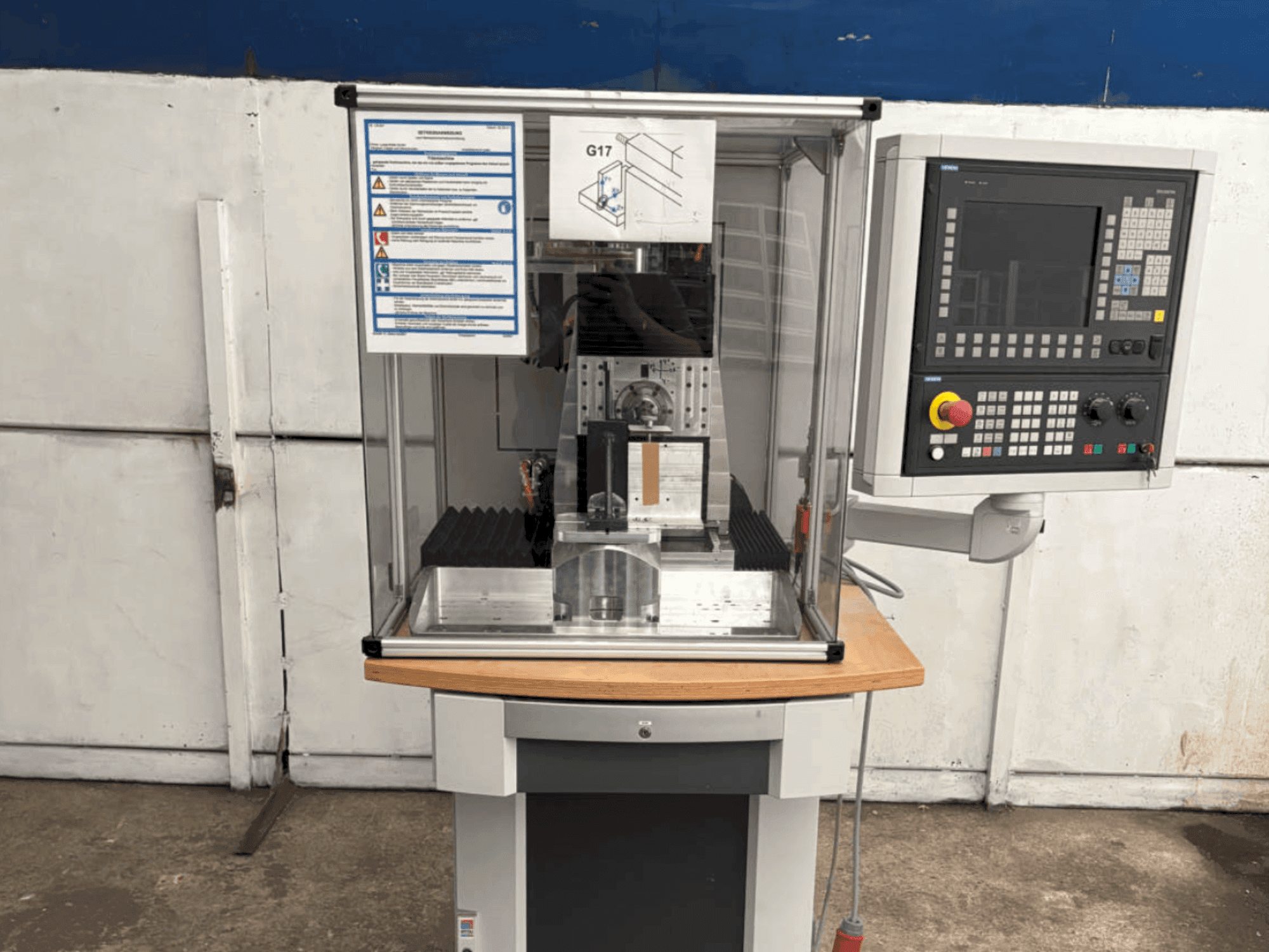 Čelní pohled na HELLER PT 16 stroj