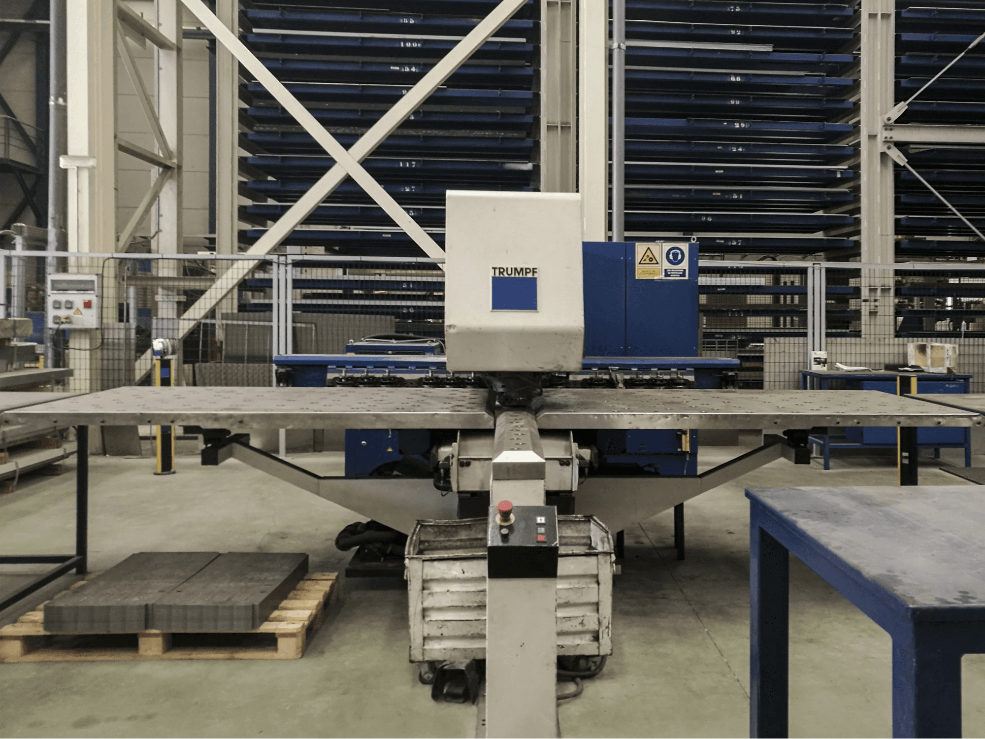 Čelní pohled na Trumpf Trumatic 200 stroj