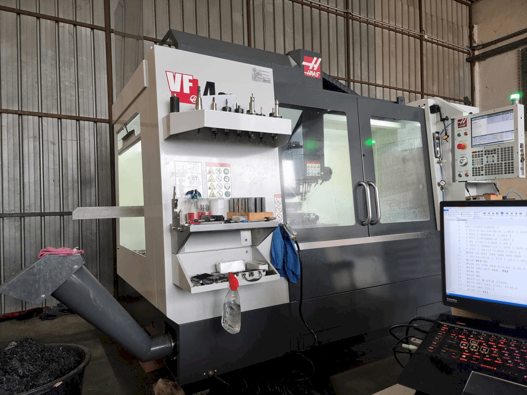 Čelní pohled na HAAS VF4SS stroj