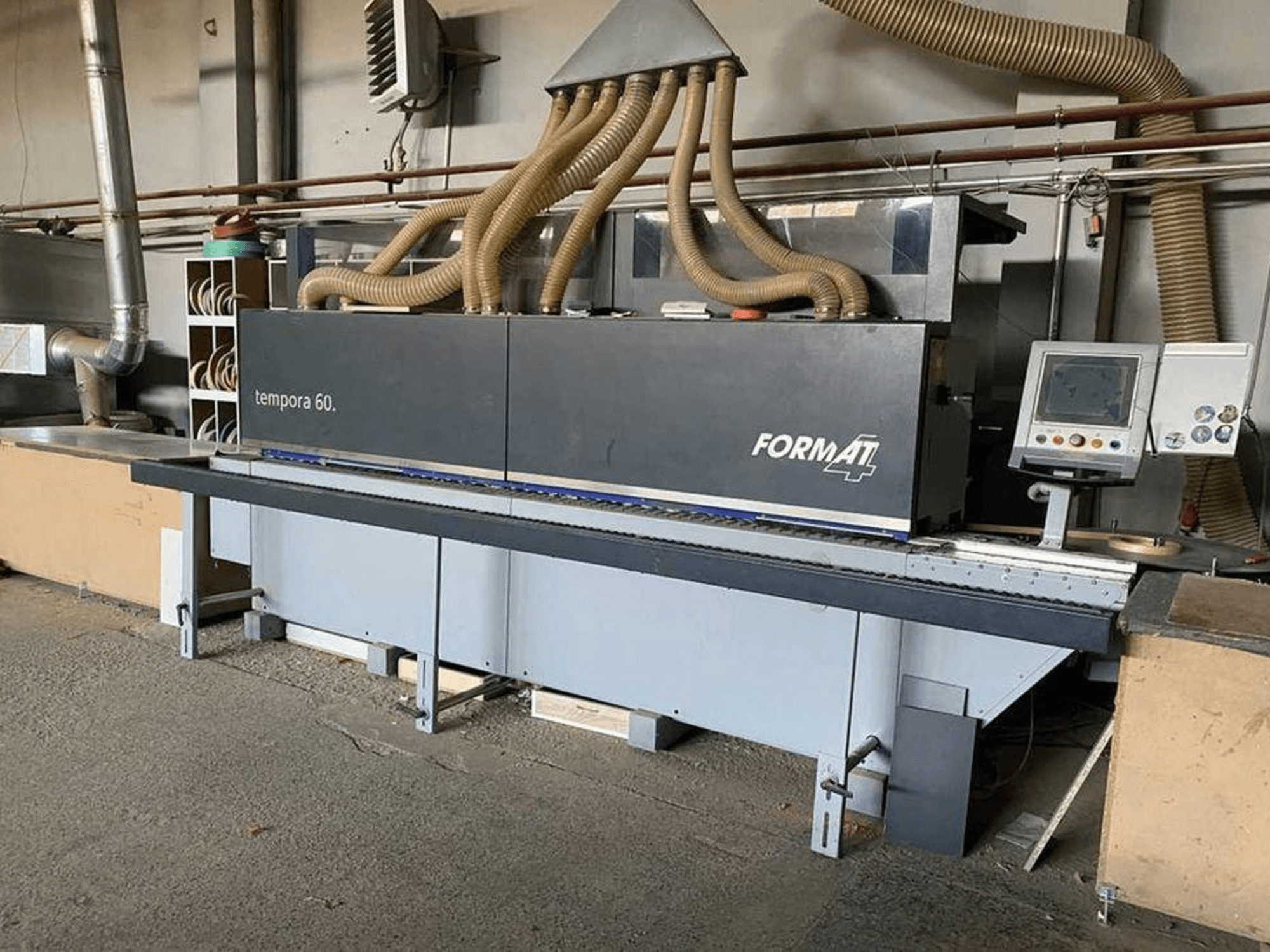 Formátovací stroj FORMAT4 Tempora 60 v bočním pohledu, s několika hadicemi a ovládacím panelem s tlačítky a obrazovkou.