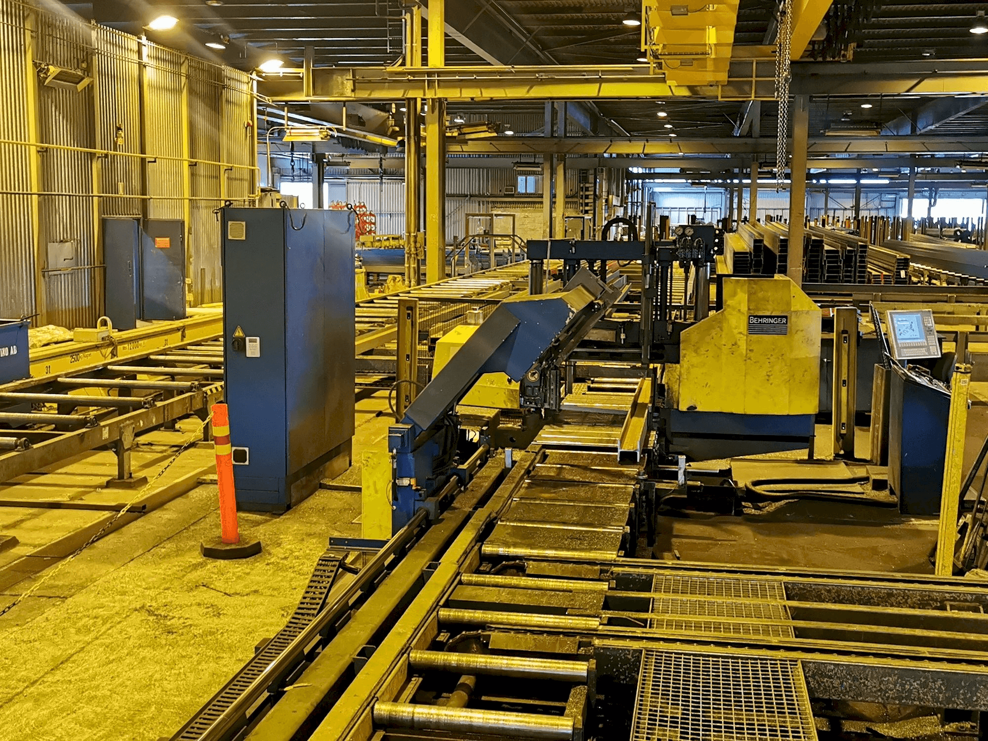 Čelní pohled na Behringer HBP 410/723GNC stroj