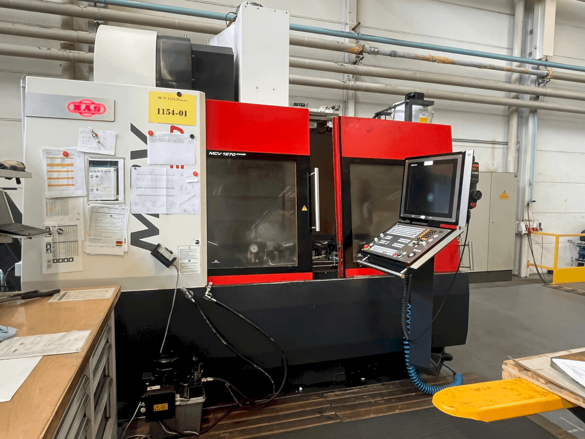 Čelní pohled na MAS MCV 1270 Power stroj