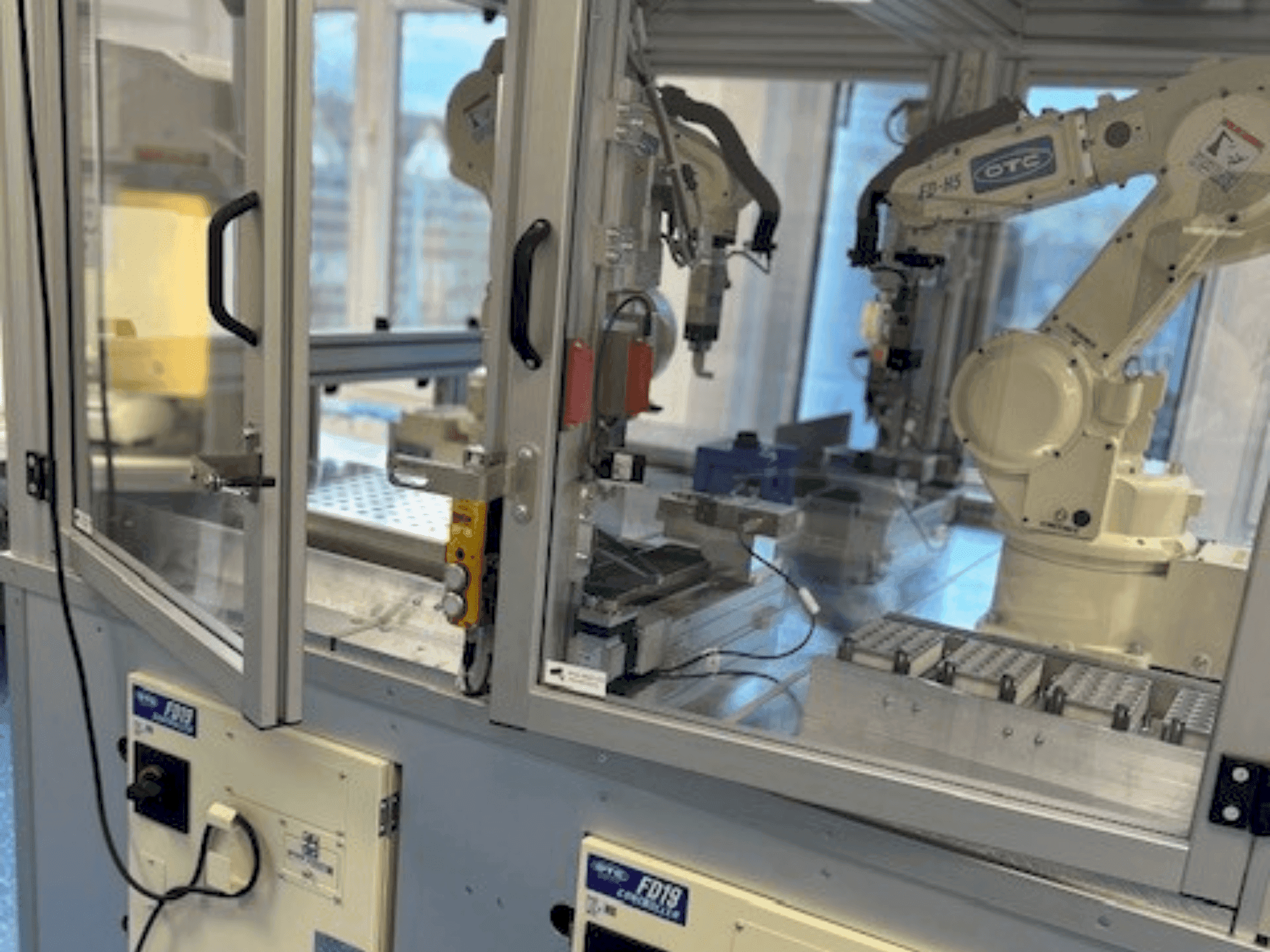 Čelní pohled na OTC Daihen NH52-NEFC stroj