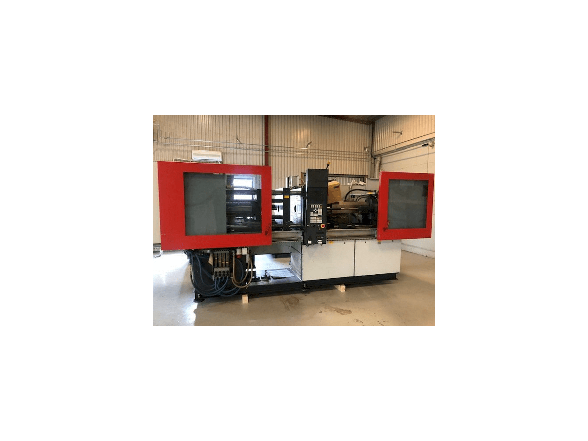 Čelní pohled na FERROMATIK MILACRON K110 stroj