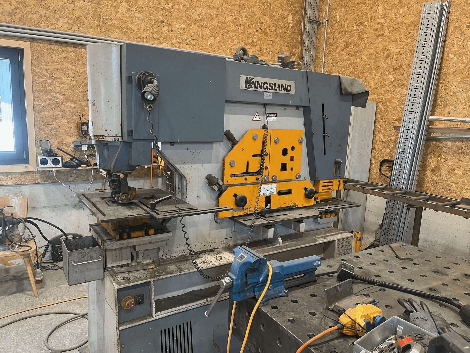 Čelní pohled na KINGSLAND Multi 95 stroj