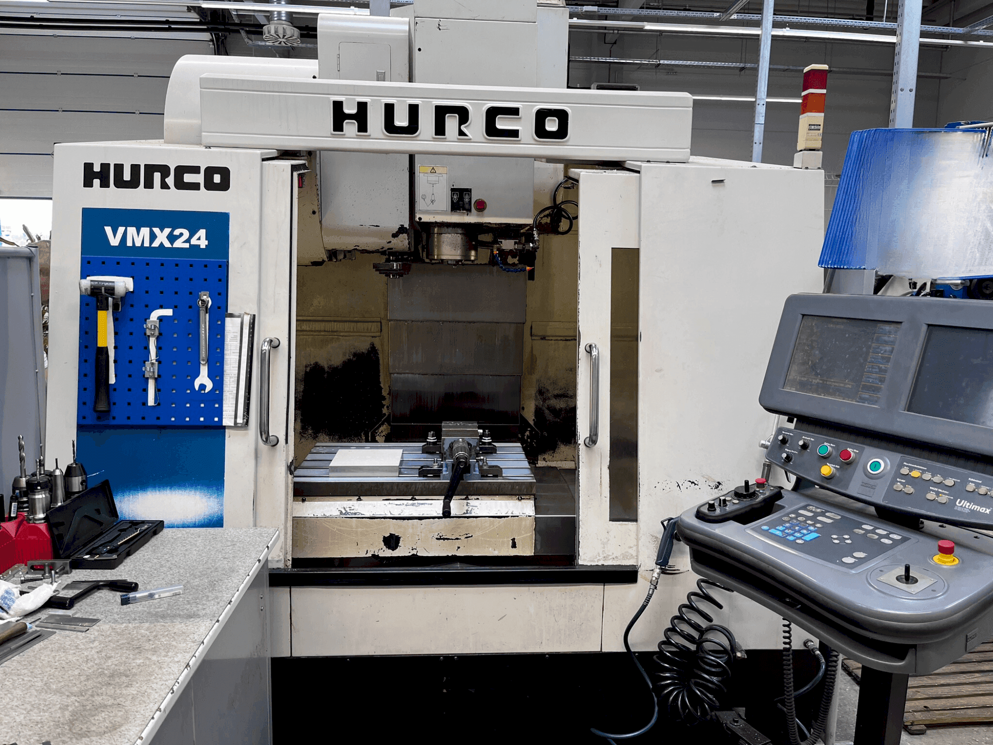Čelní pohled na Hurco VMX 24 stroj