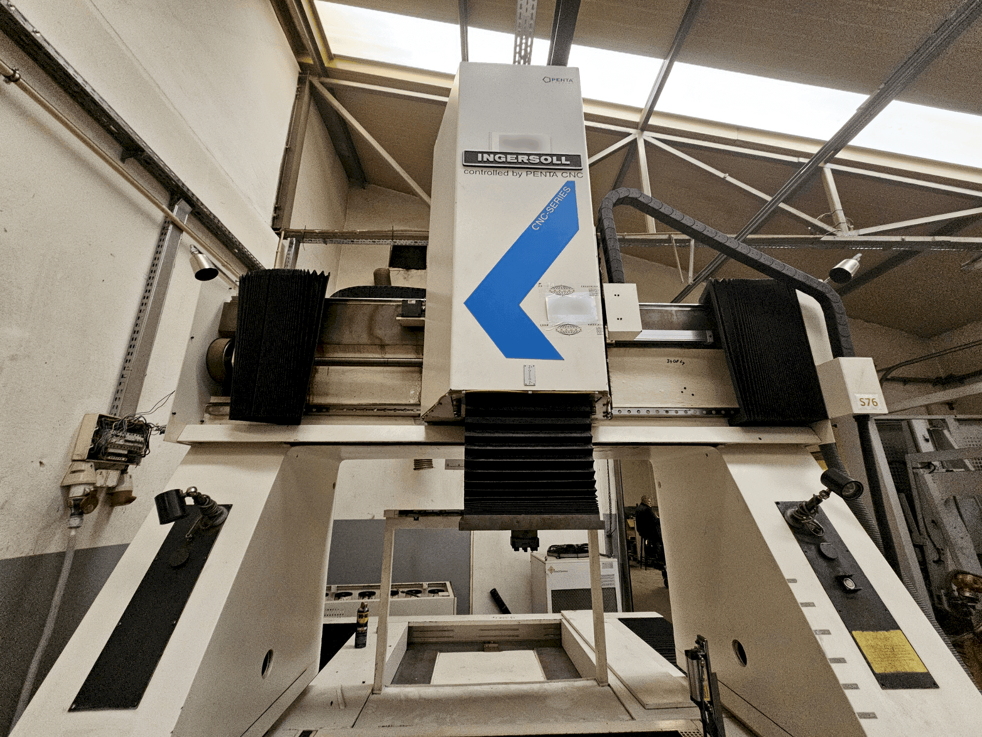 Čelní pohled na INGERSOLL IG1300 PENTA stroj