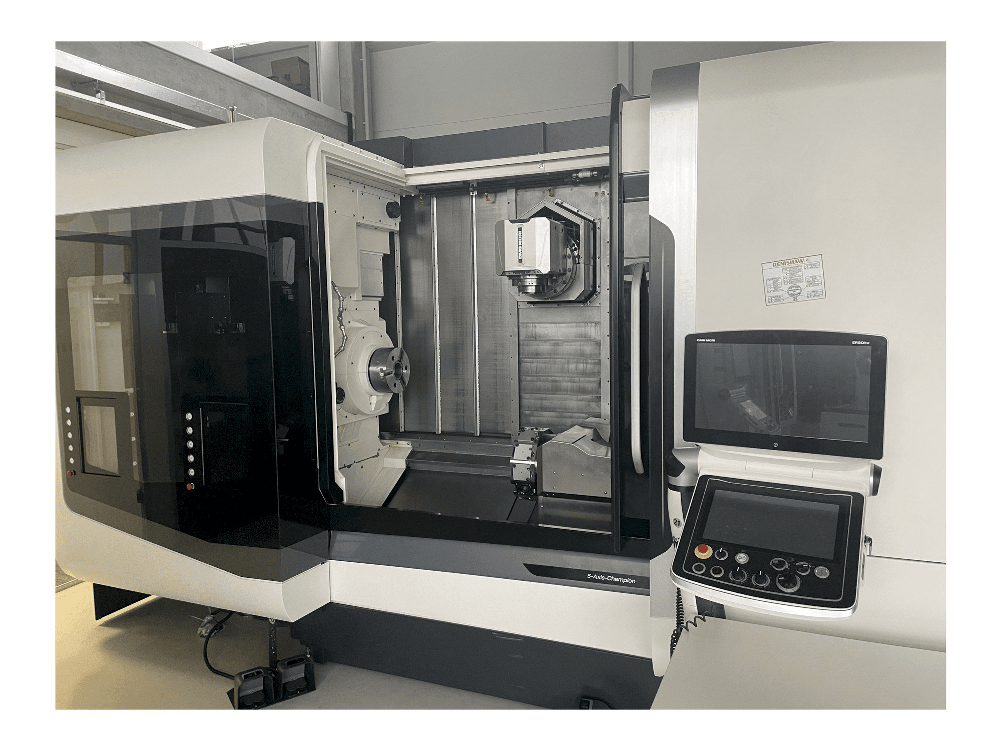 Čelní pohled na DMG MORI NTX 2500/1500 stroj