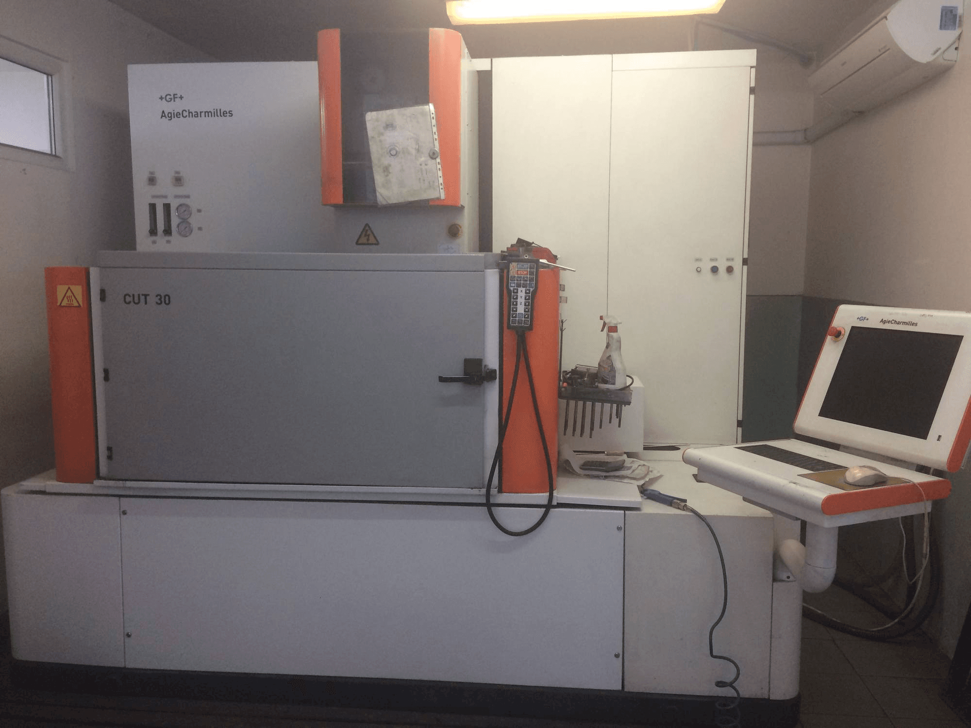 Čelní pohled na AgieCharmilles CUT 30P stroj