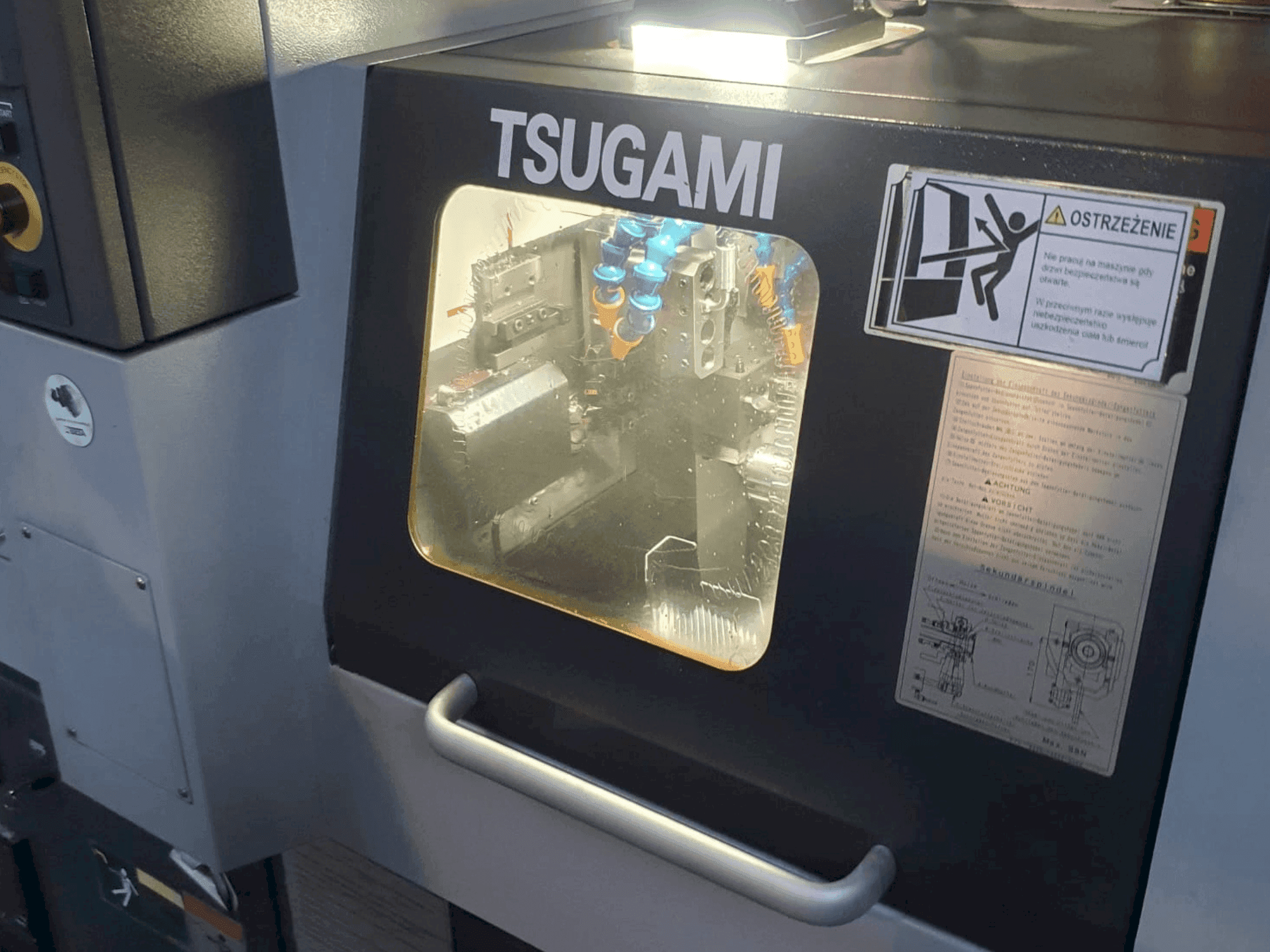 Čelní pohled na TSUGAMI BO-205E stroj