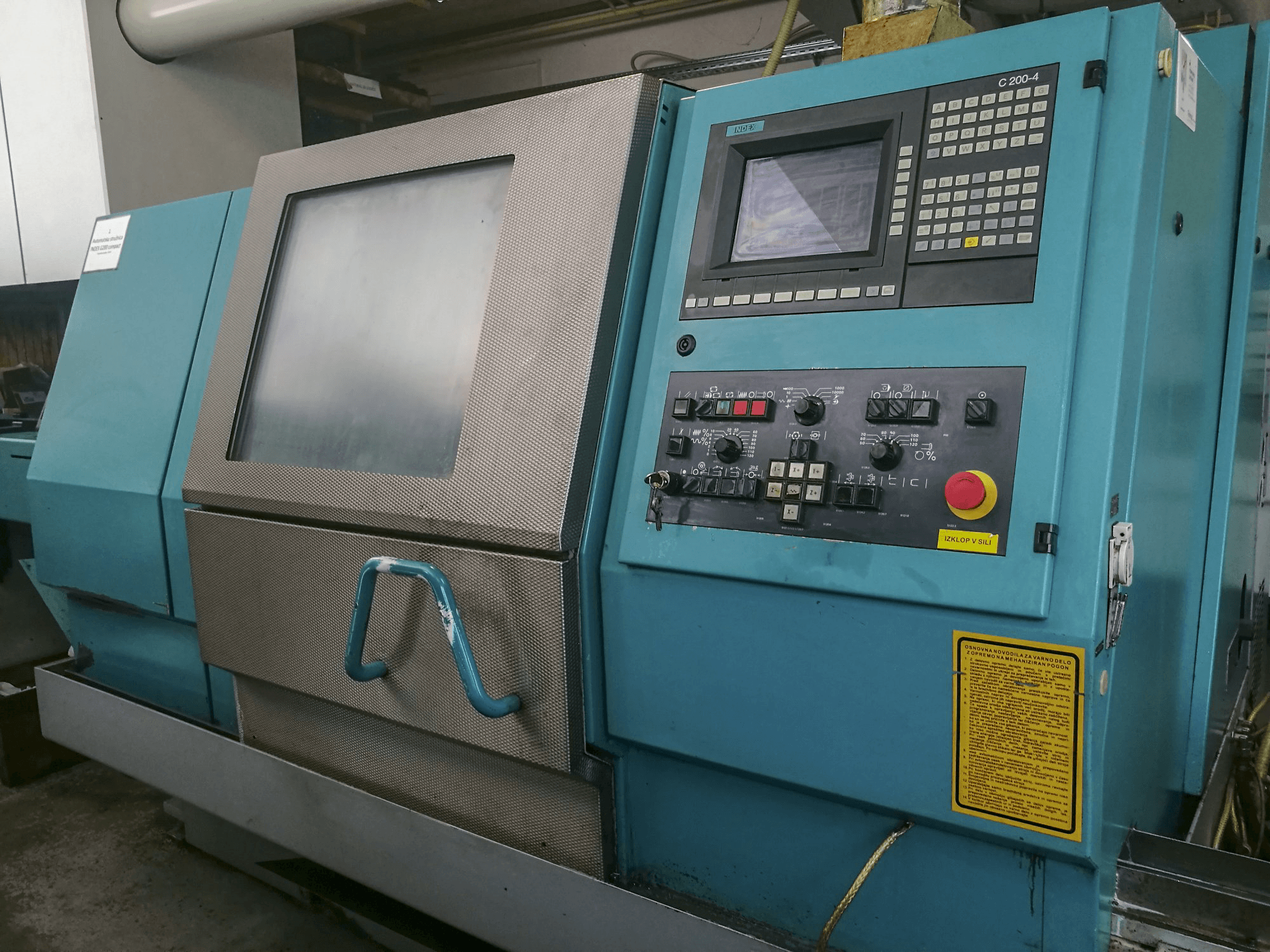 Čelní pohled na Index G200 Compact stroj