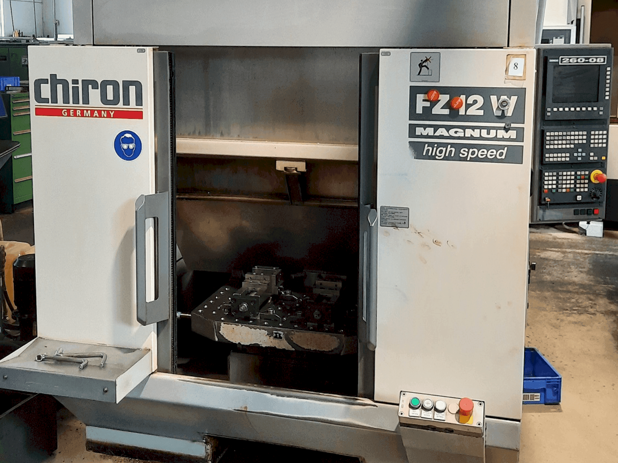 Čelní pohled na CHIRON FZ 12 W stroj