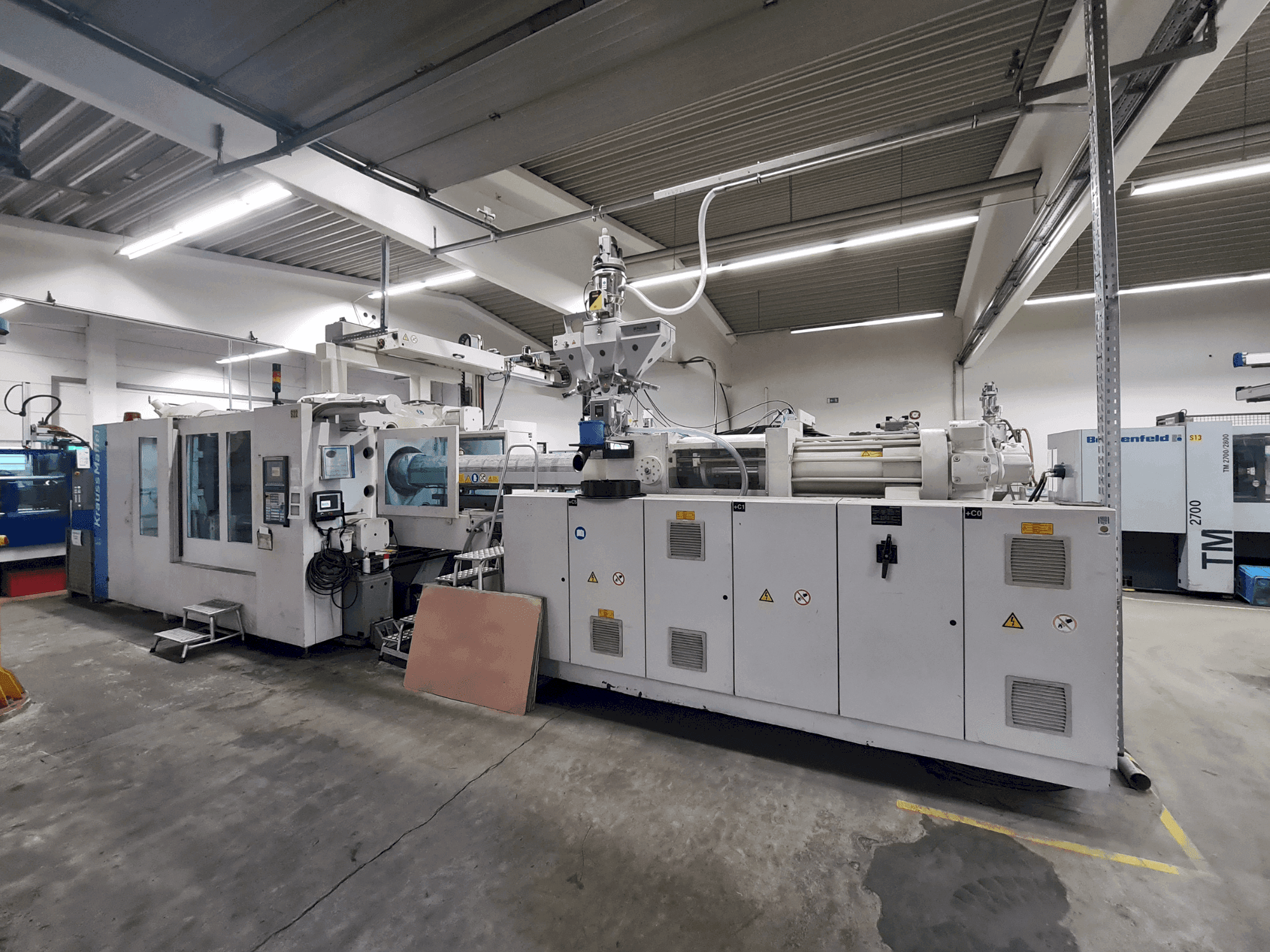 Čelní pohled na Krauss Maffei 800-6100 MX stroj