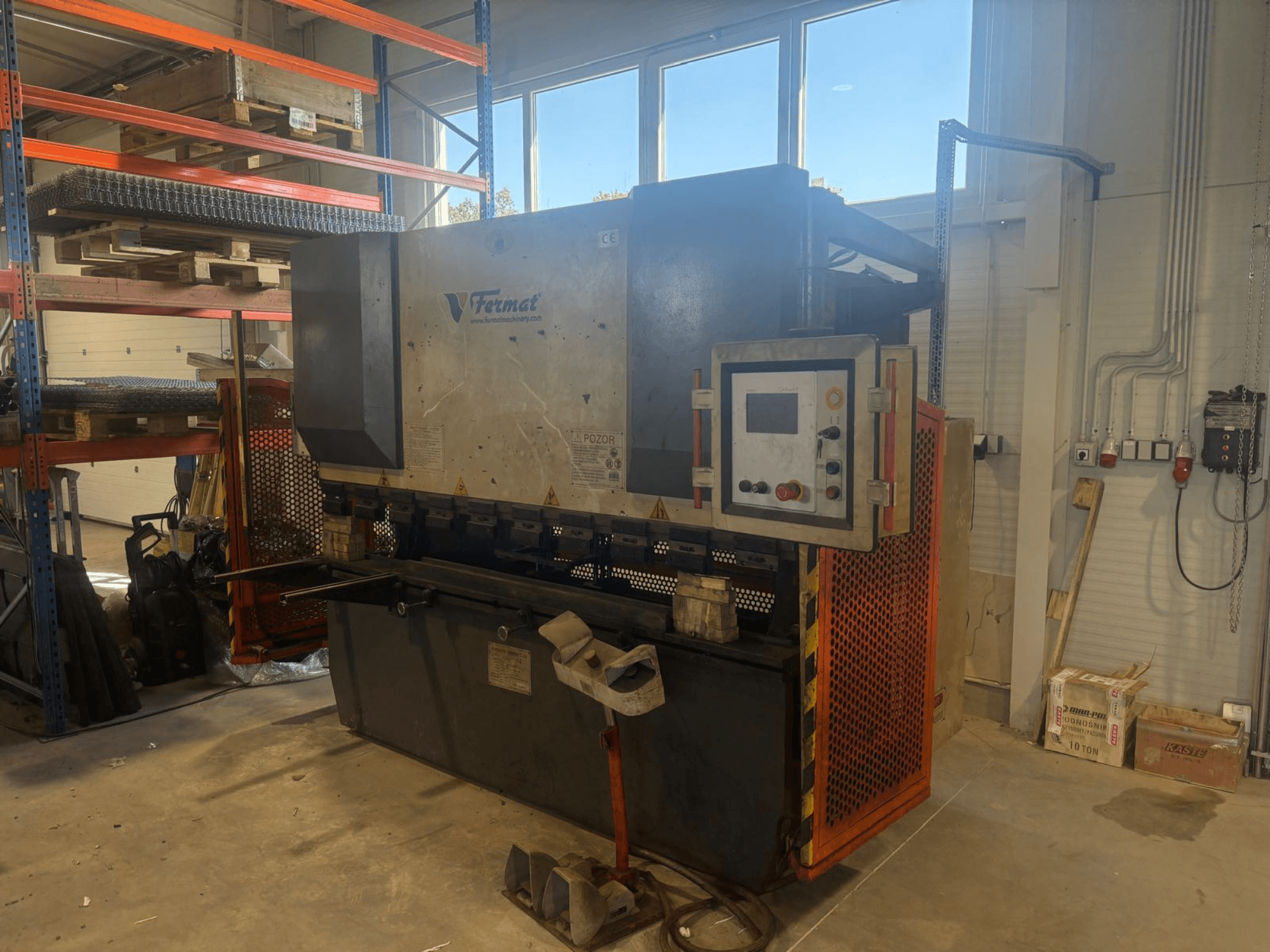 Ohýbačka FERMAT CTOF 80/2500 s CNC řízením zobrazená z boku, s viditelným ovládacím panelem a nástroji pro ohýbání plechu.
