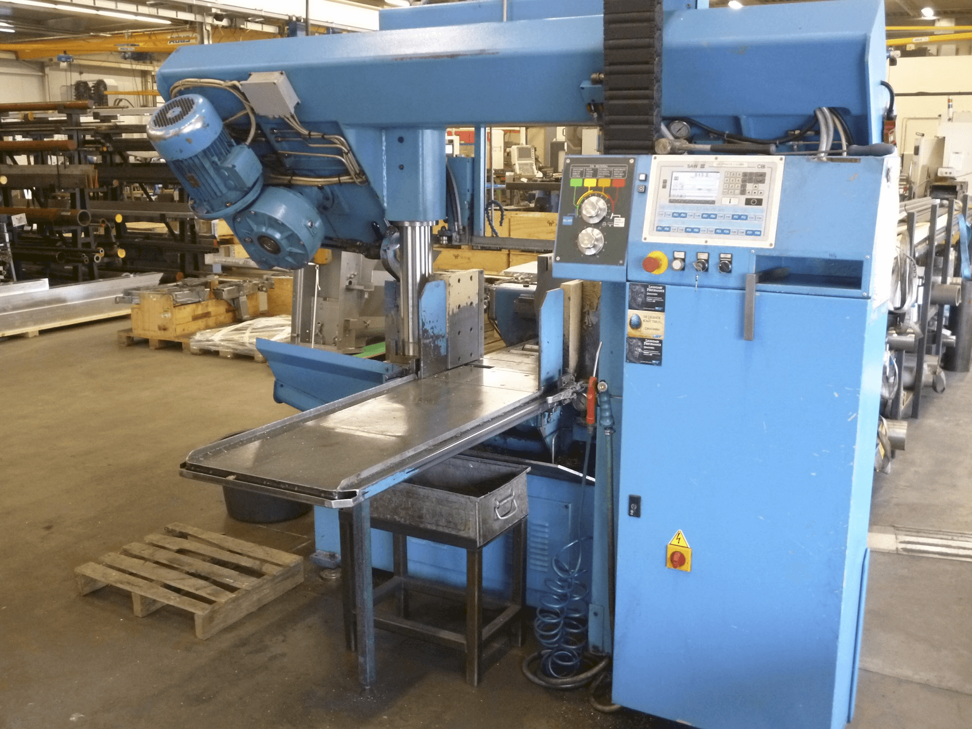 Čelní pohled na DoALL 450 stroj