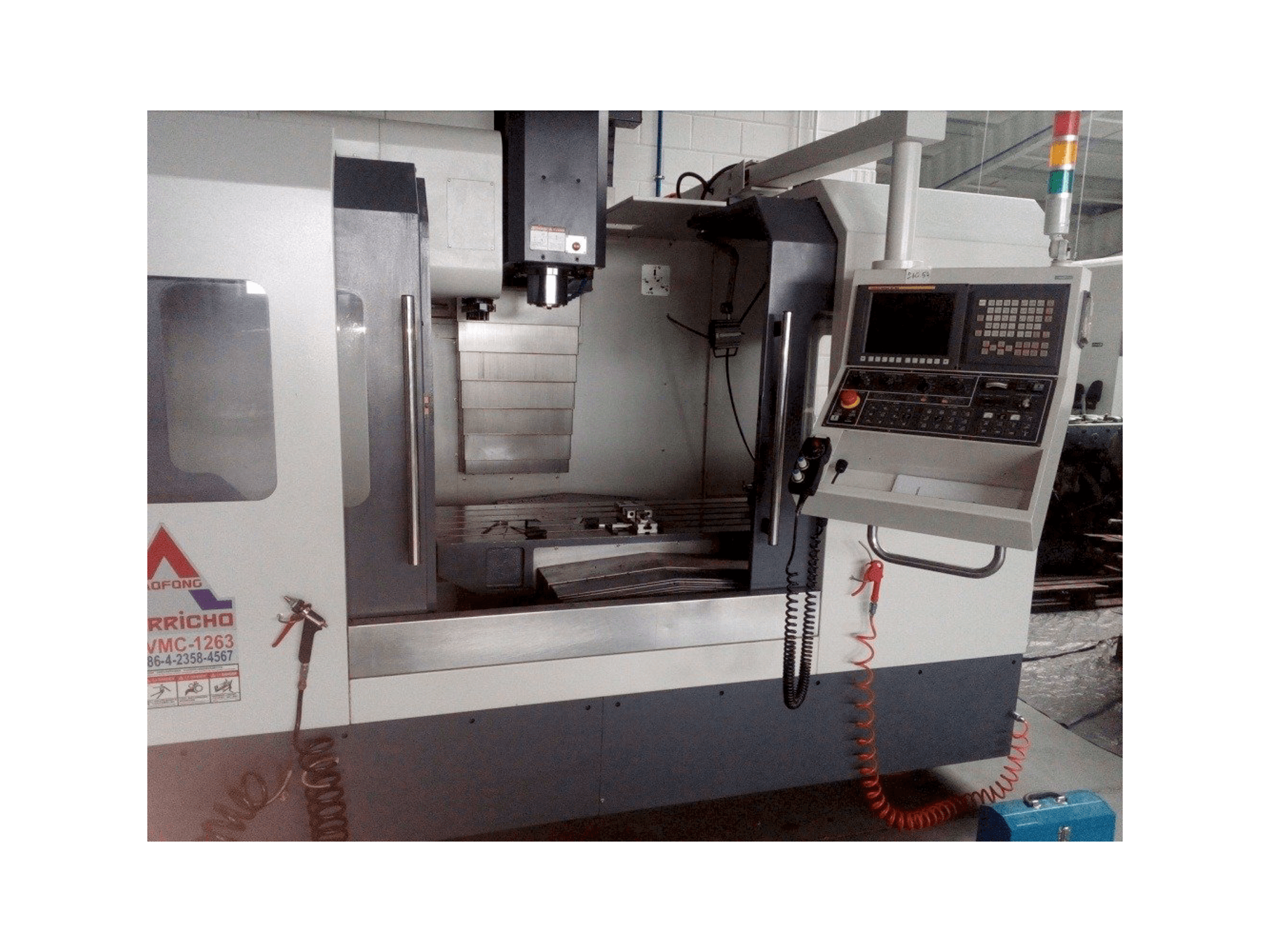 Čelní pohled na EVERRICHO ER-VMC-1263A stroj