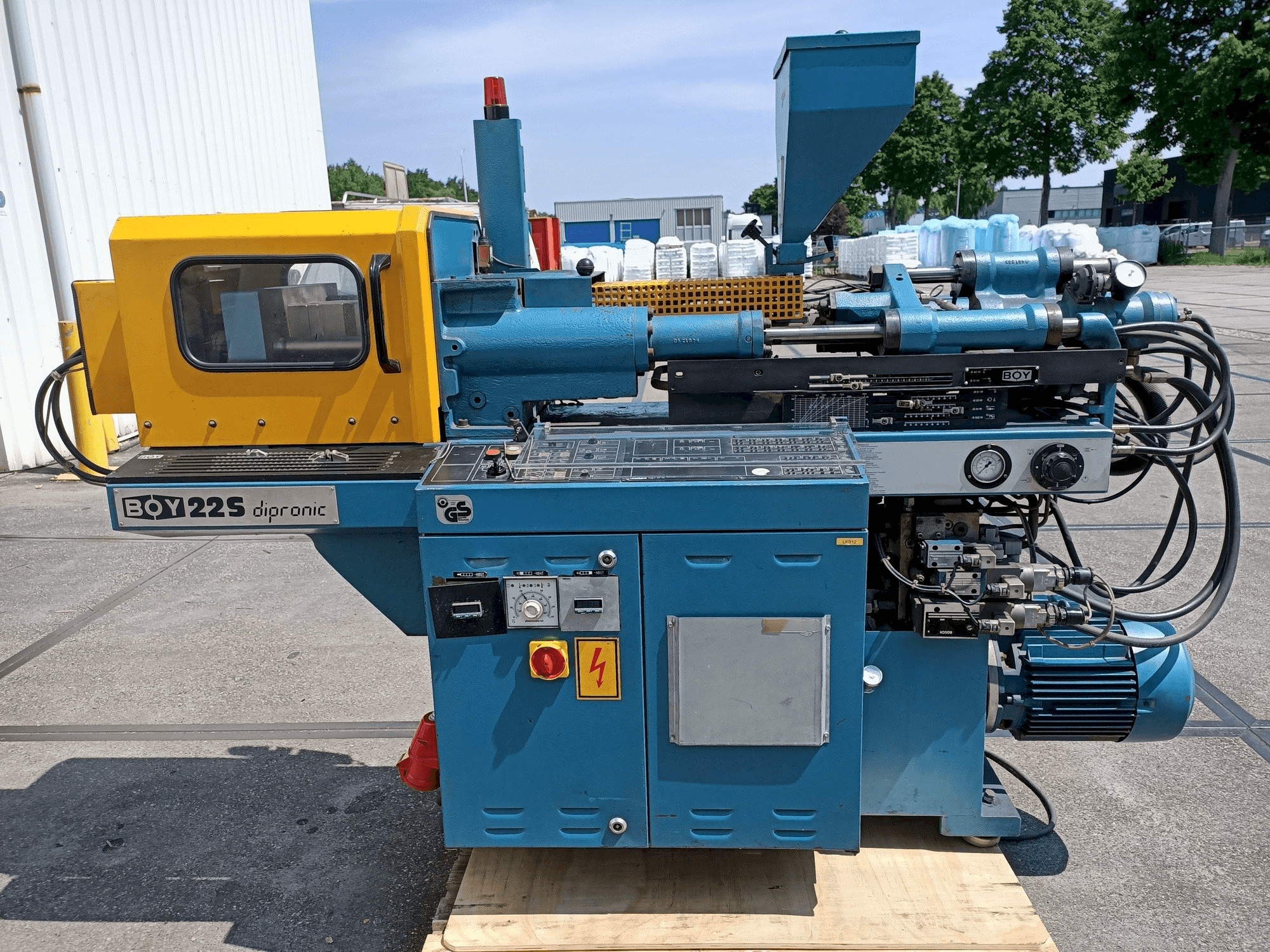 Čelní pohled na BOY 22S dipronic stroj