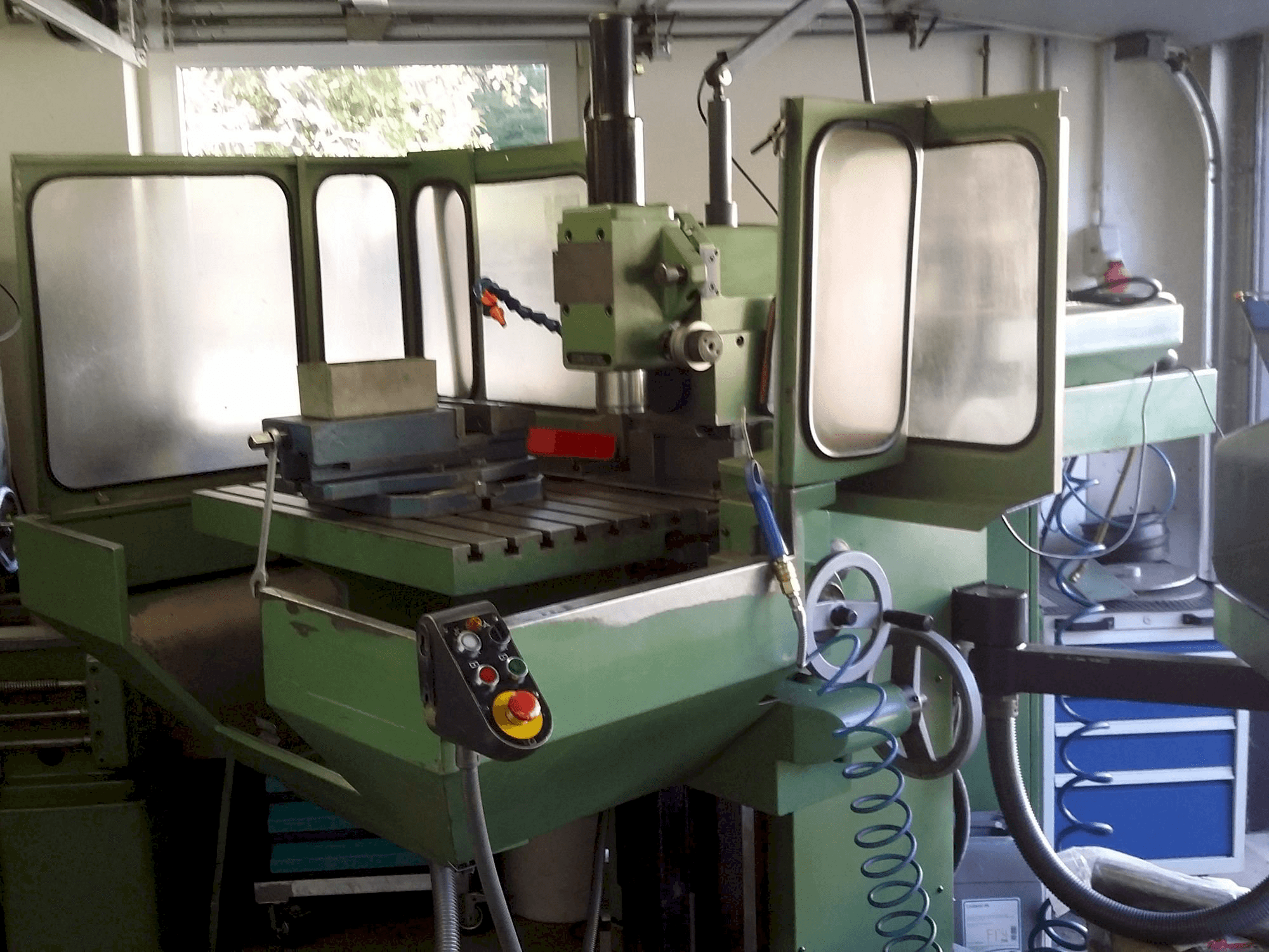 Čelní pohled na DECKEL FP4A stroj