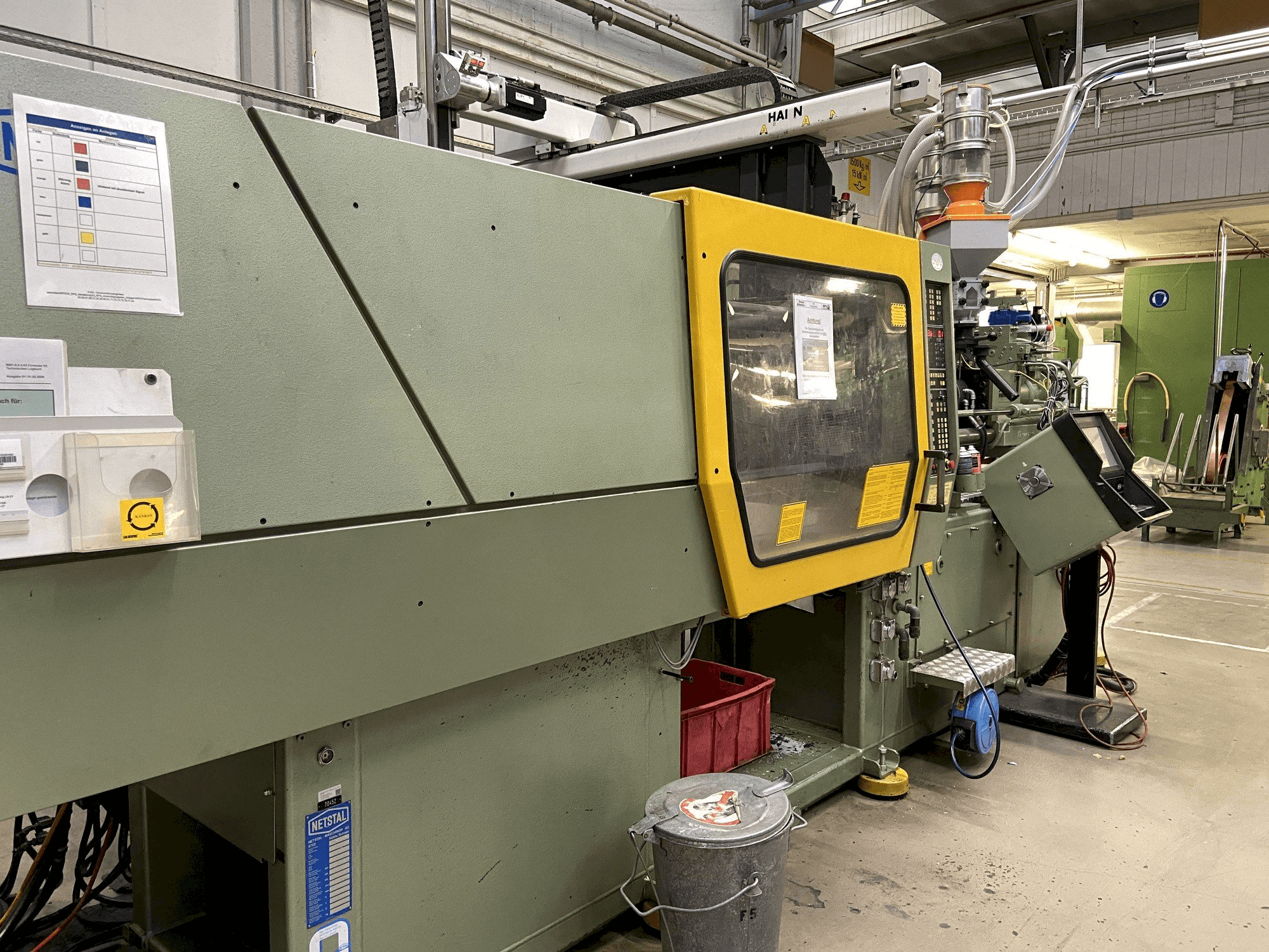 Čelní pohled na Netstal Synergy 1500K/460 stroj