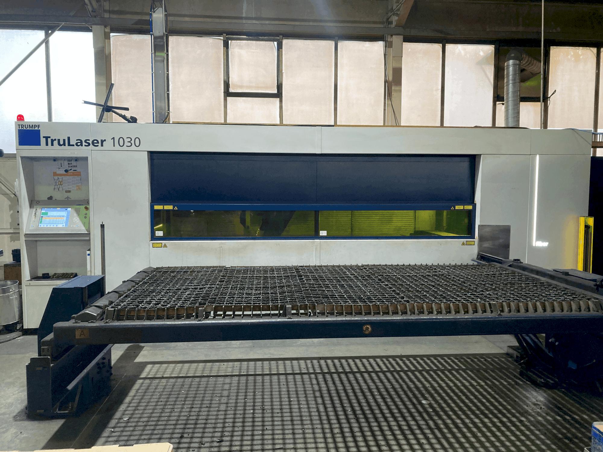 Čelní pohled na TRUMPF TruLaser 1030 stroj