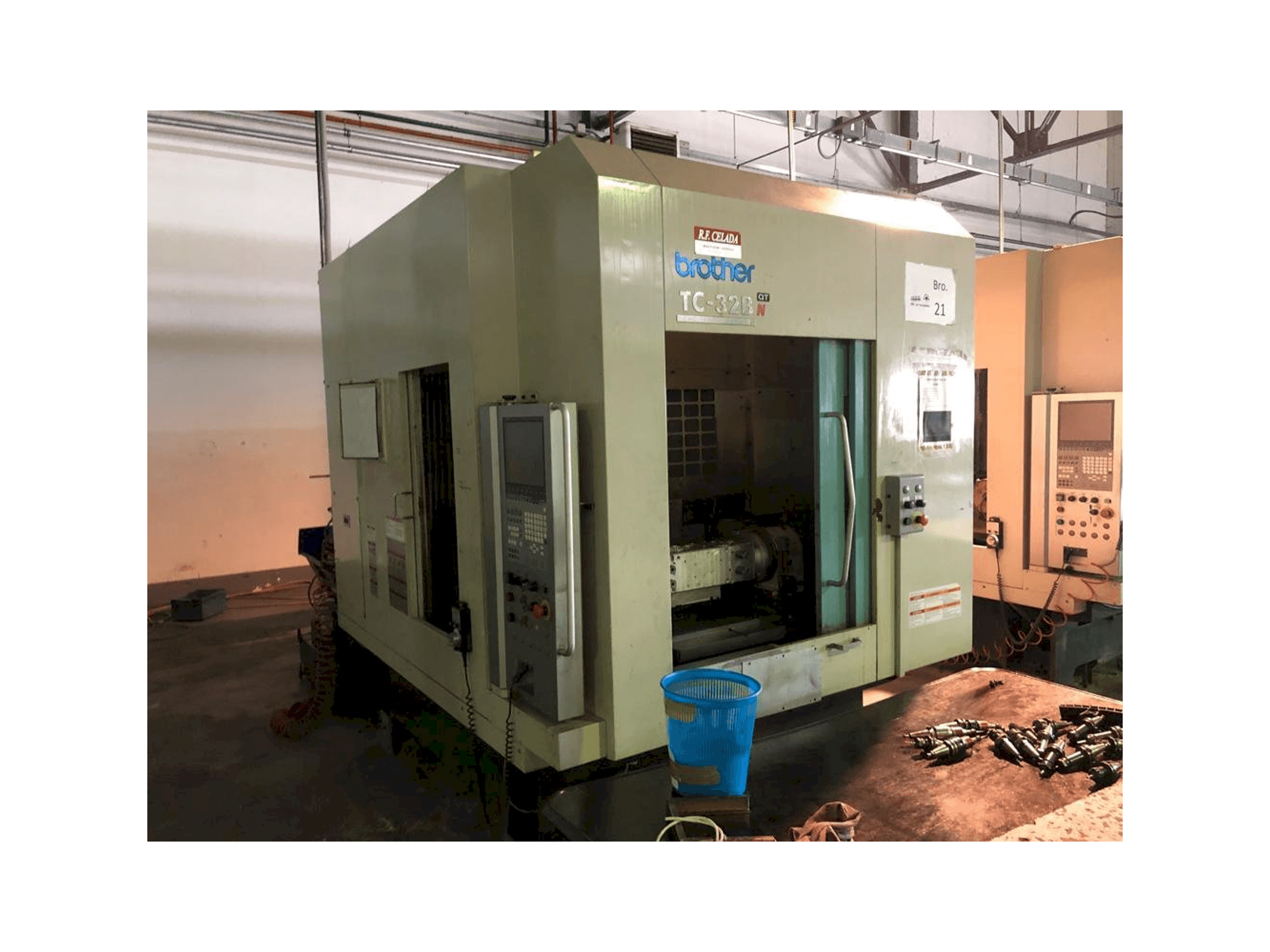 Čelní pohled na Brother TC 32B stroj