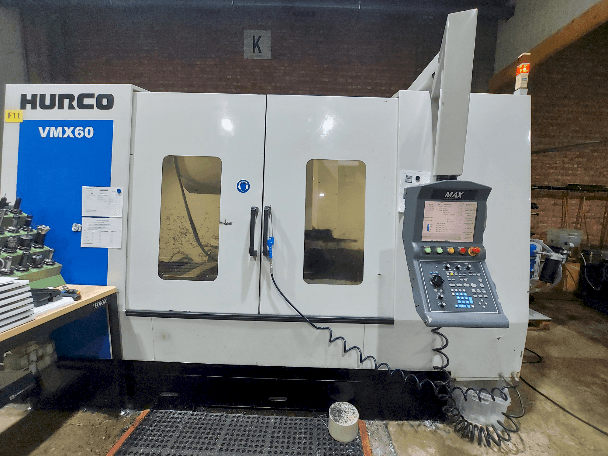 Čelní pohled na Hurco VMX60/40T stroj