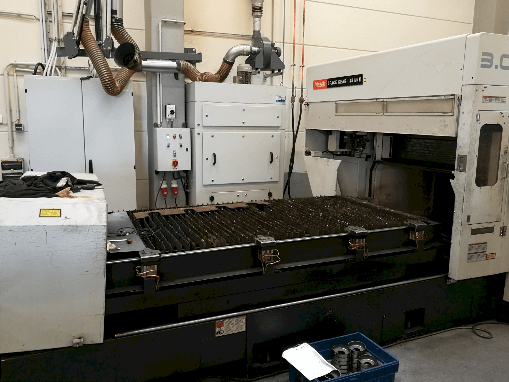 Čelní pohled na Mazak Space Gear-48 MK II stroj