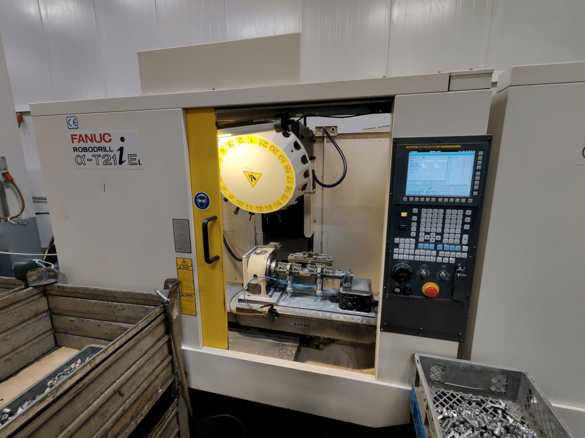 Čelní pohled na FANUC Robodrill α-T21iEL stroj