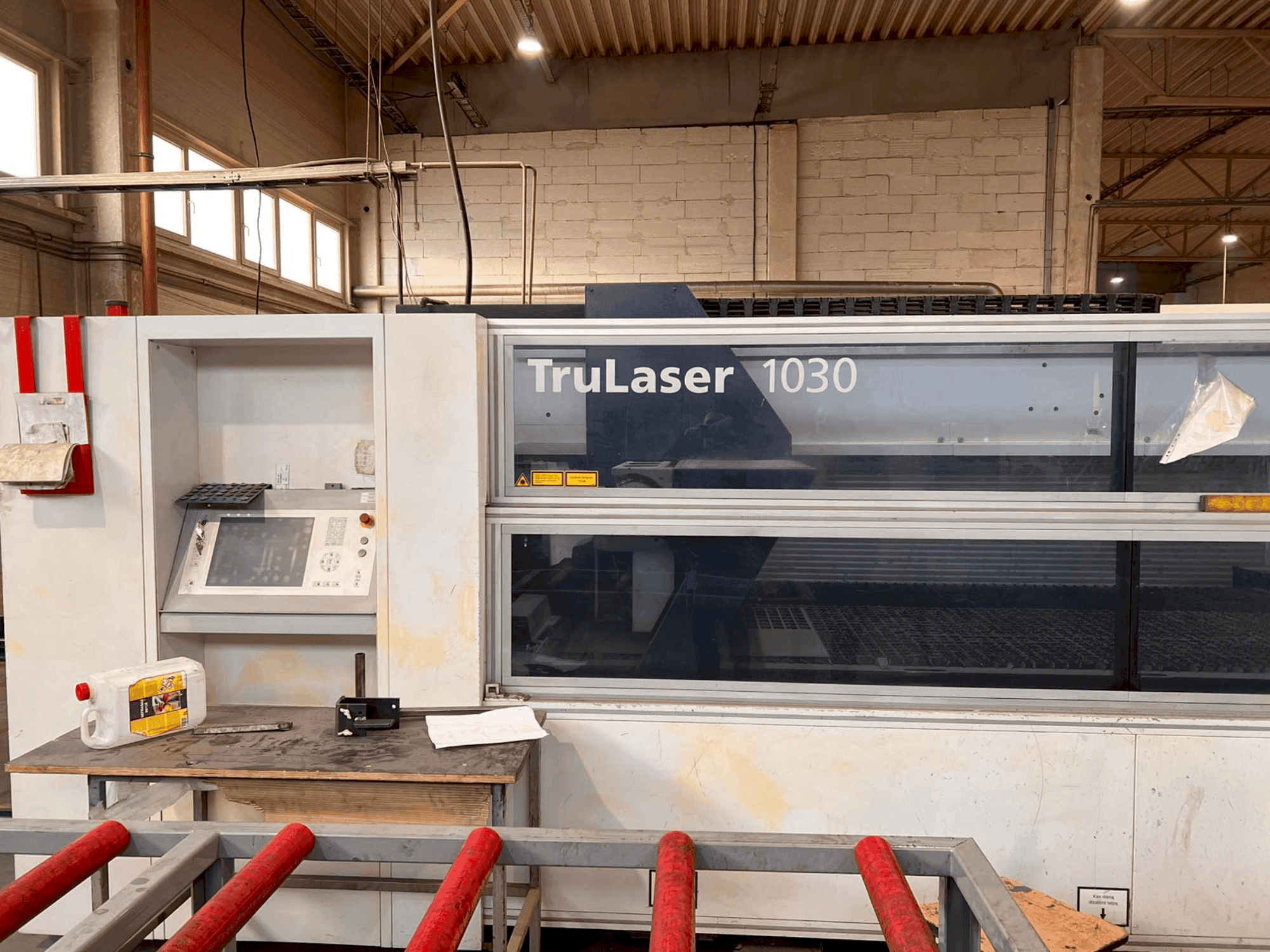 Čelní pohled na TRUMPF TruLaser 1030 stroj